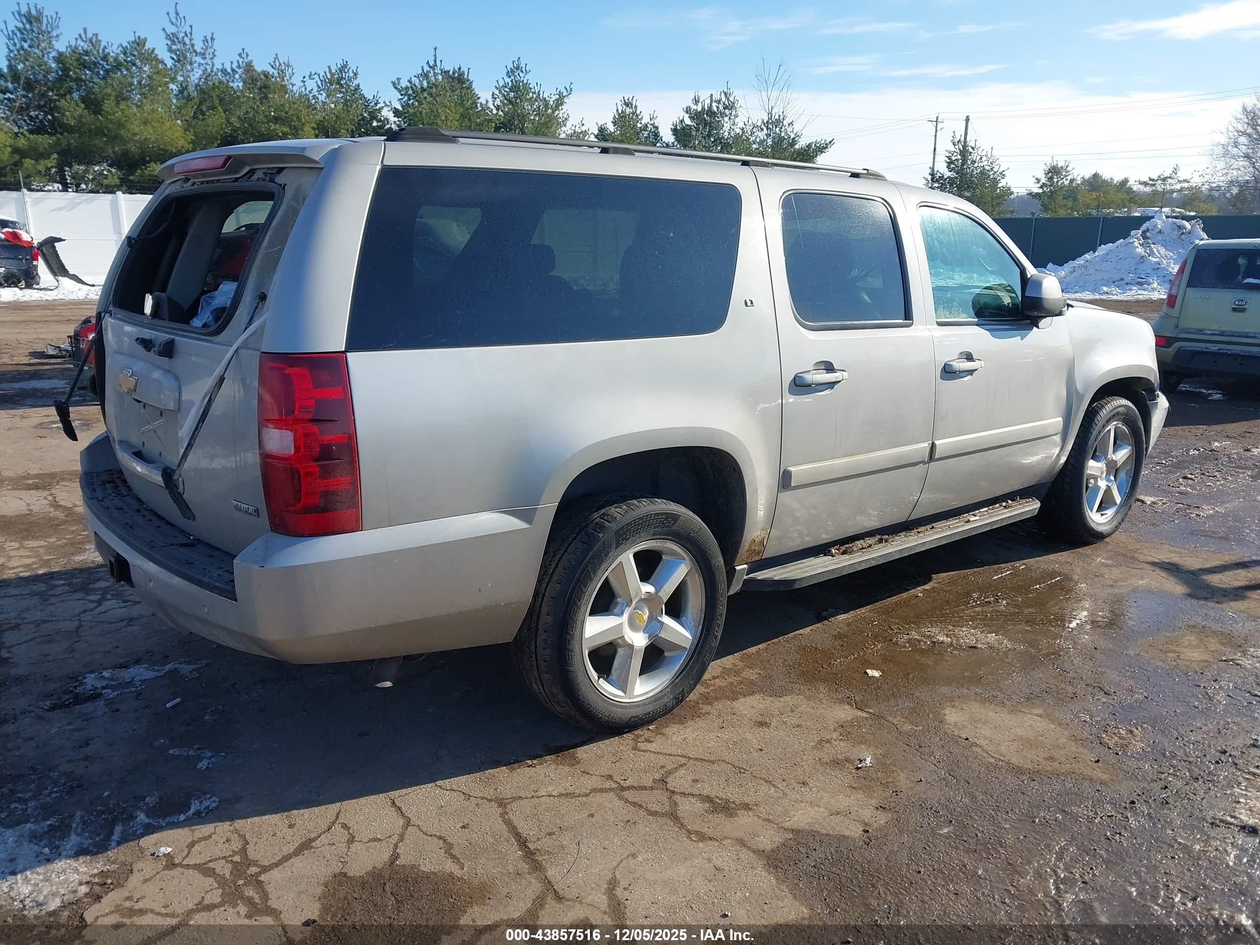 CHEVROLET SUBURBAN image 4