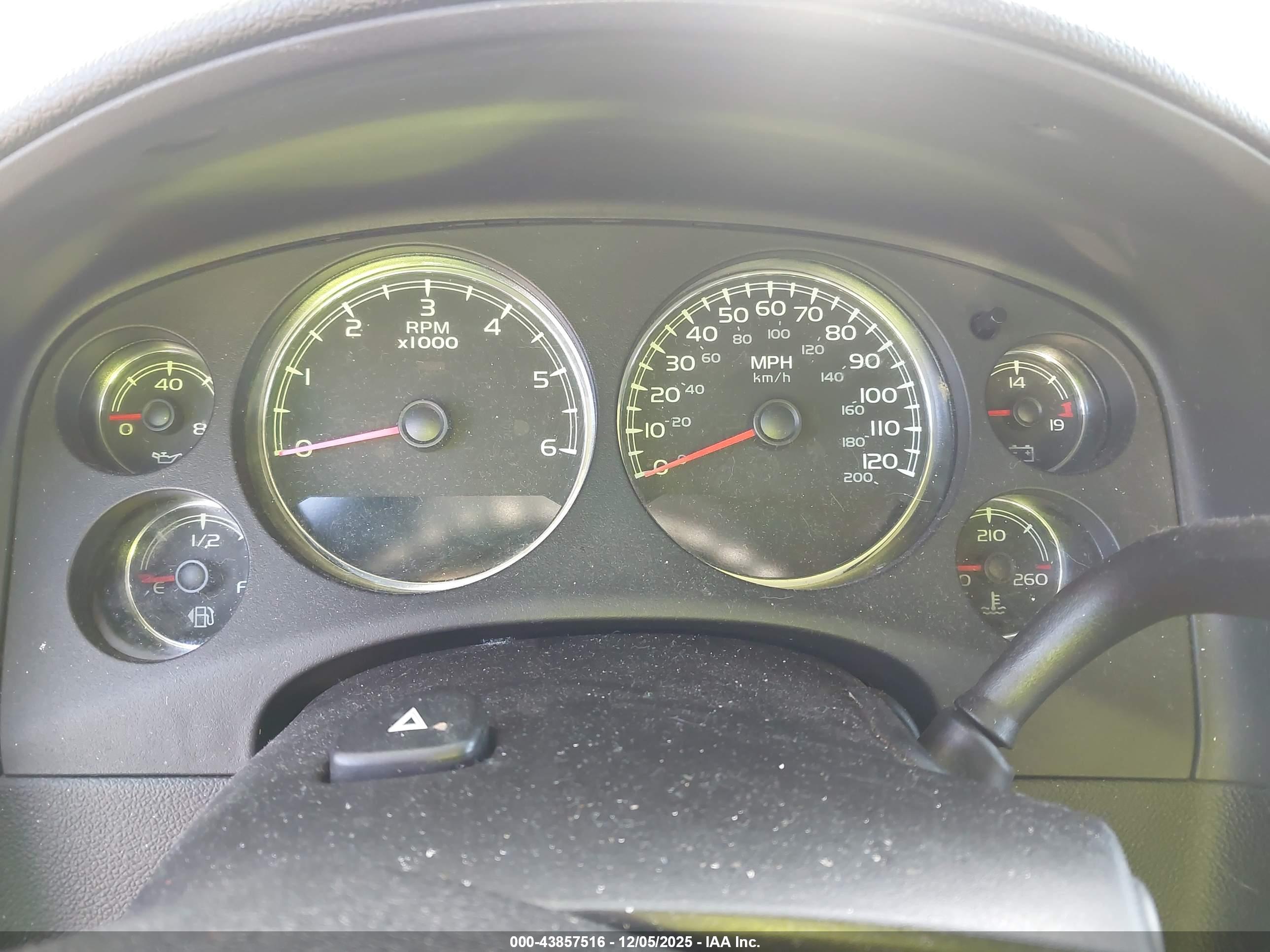 CHEVROLET SUBURBAN image 7