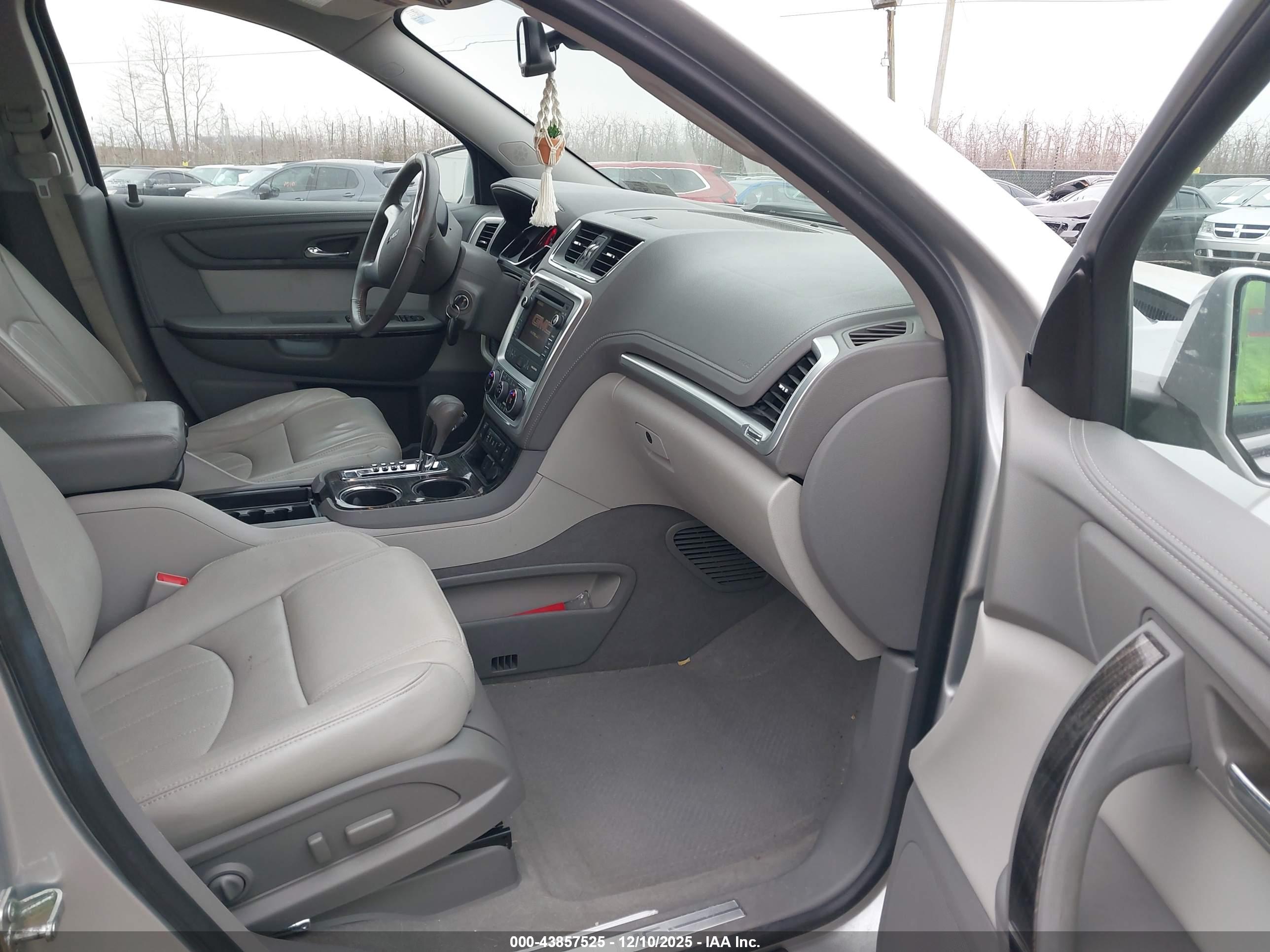 GMC ACADIA image 5