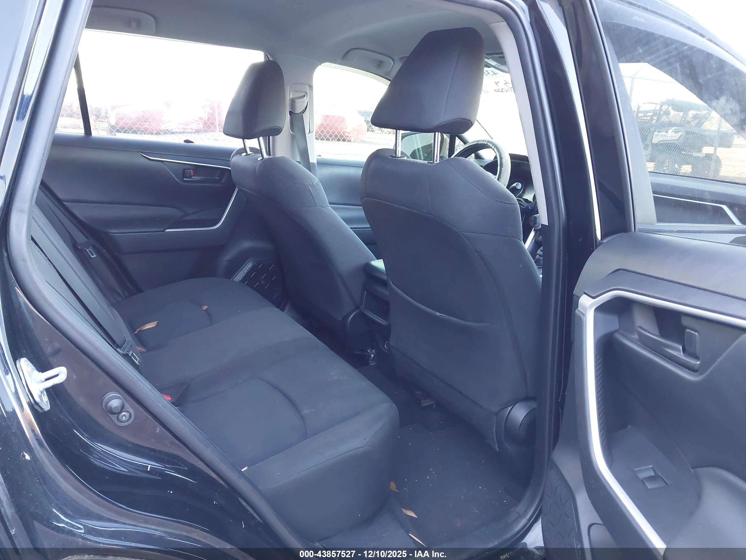 TOYOTA RAV4 image 8
