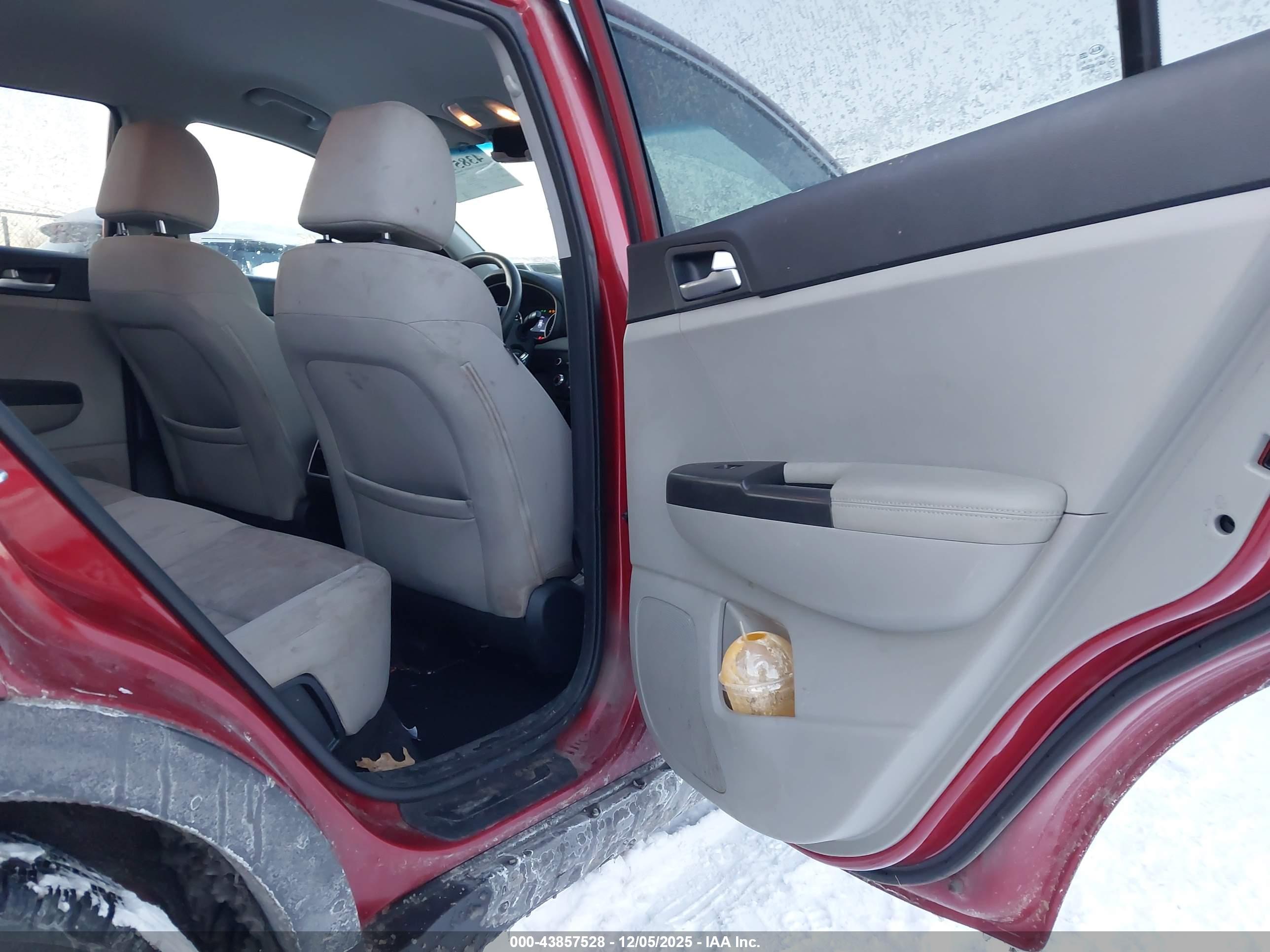 KIA SPORTAGE image 8