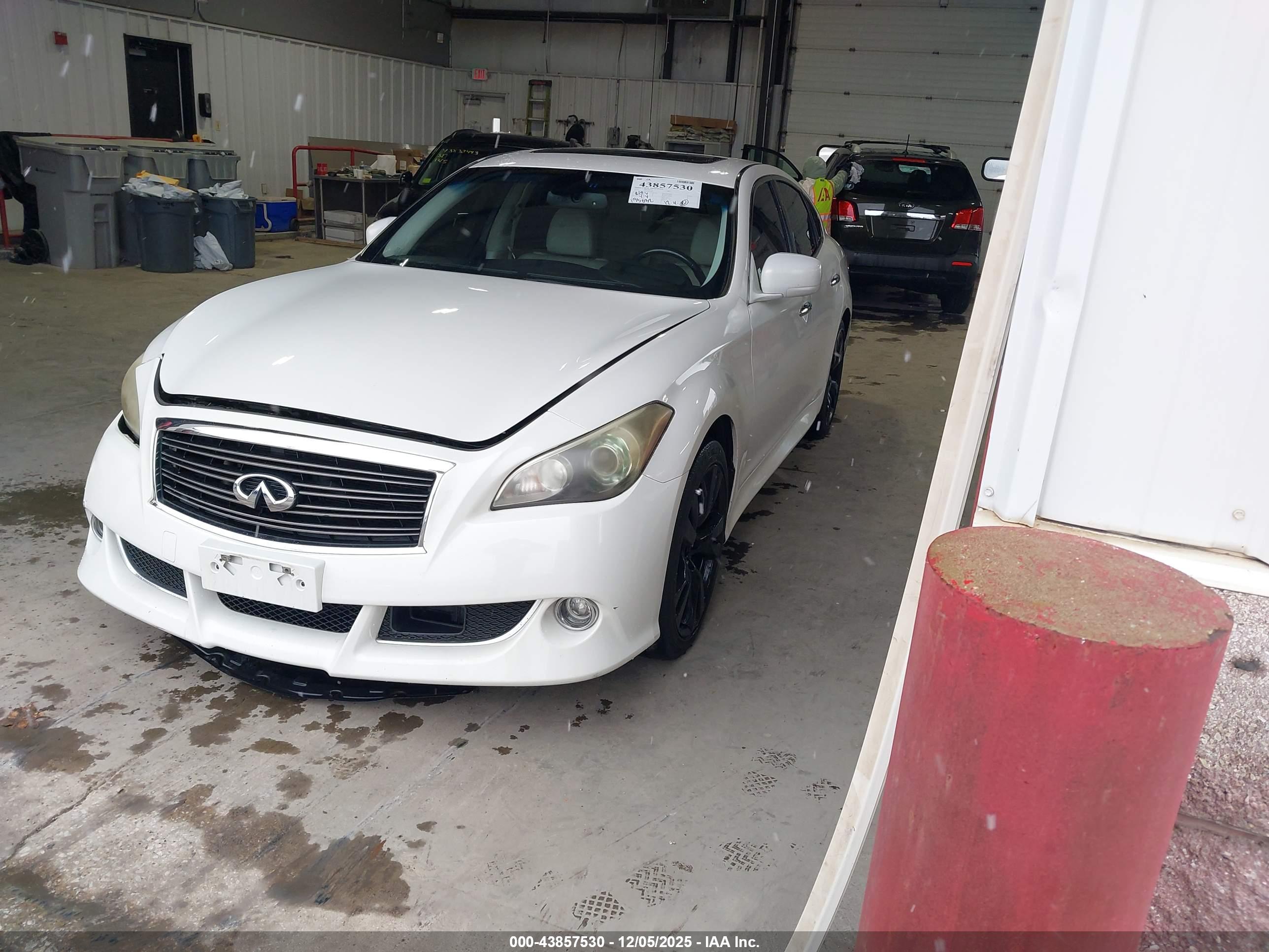INFINITI M37 image 2