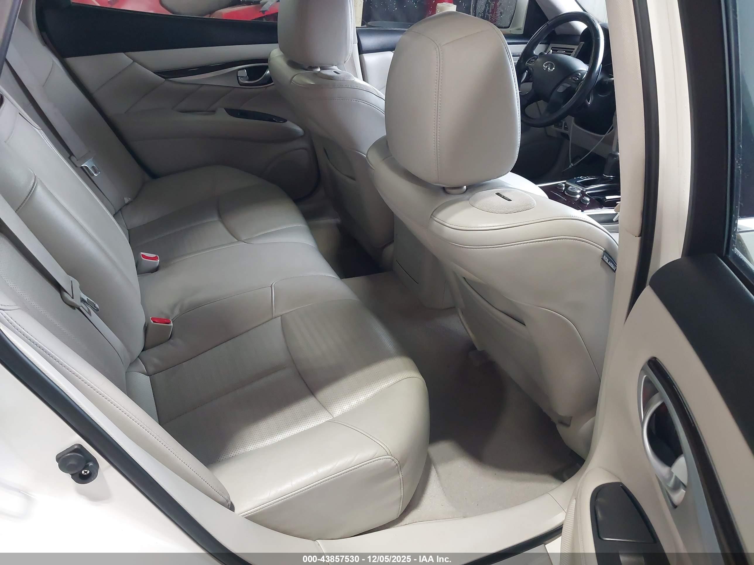 INFINITI M37 image 8
