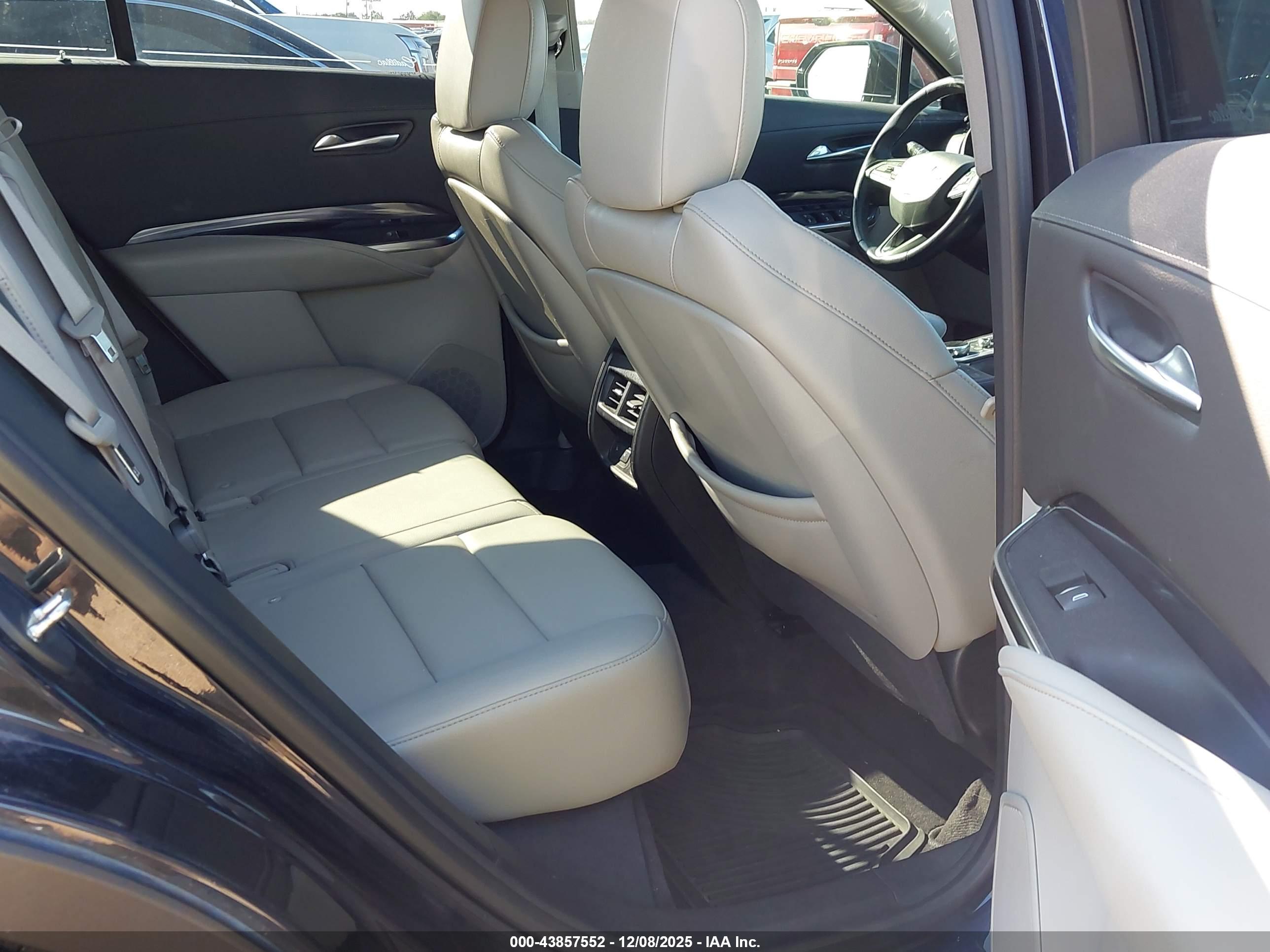 CADILLAC XT4 image 8