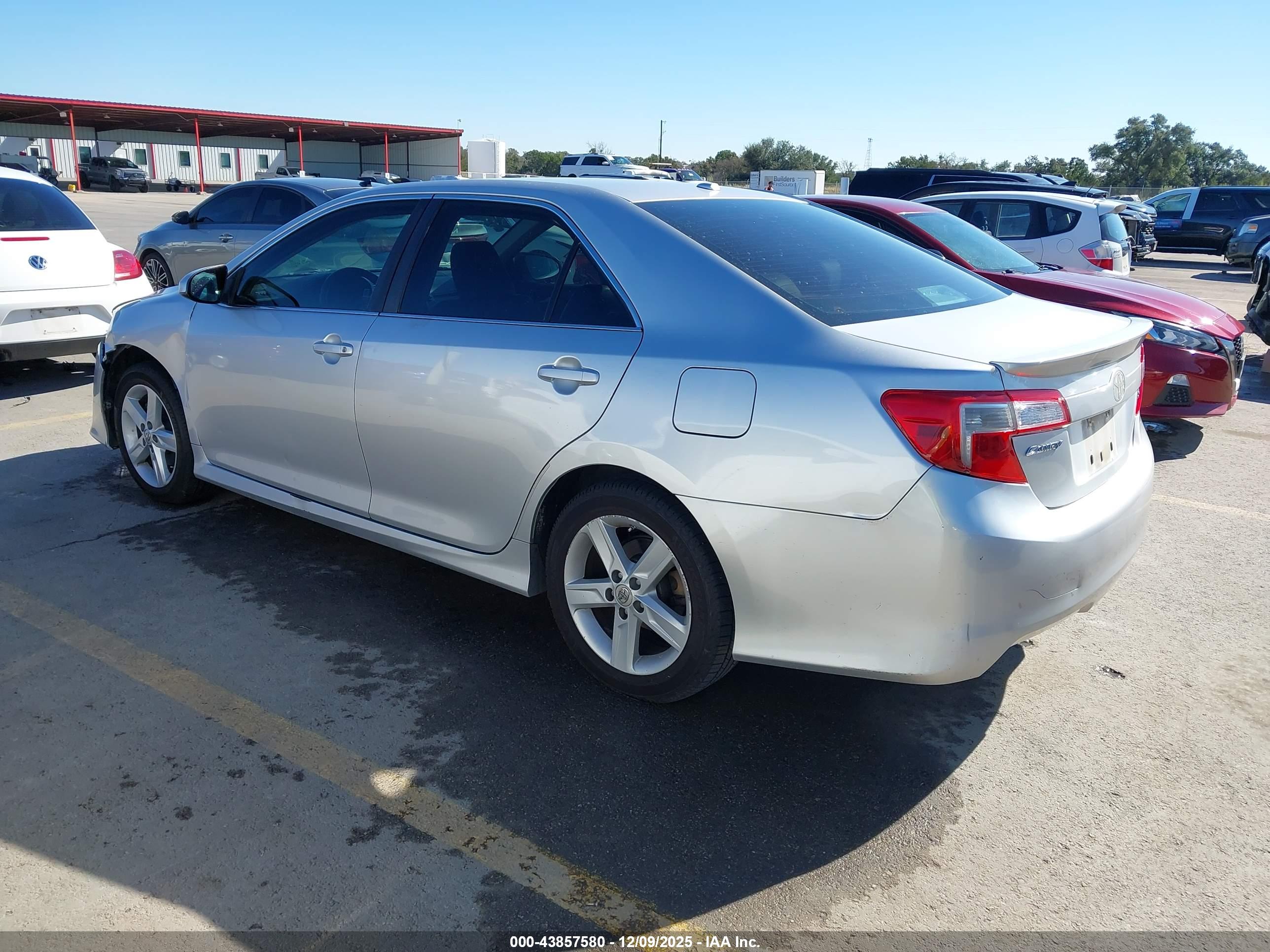 TOYOTA CAMRY image 3