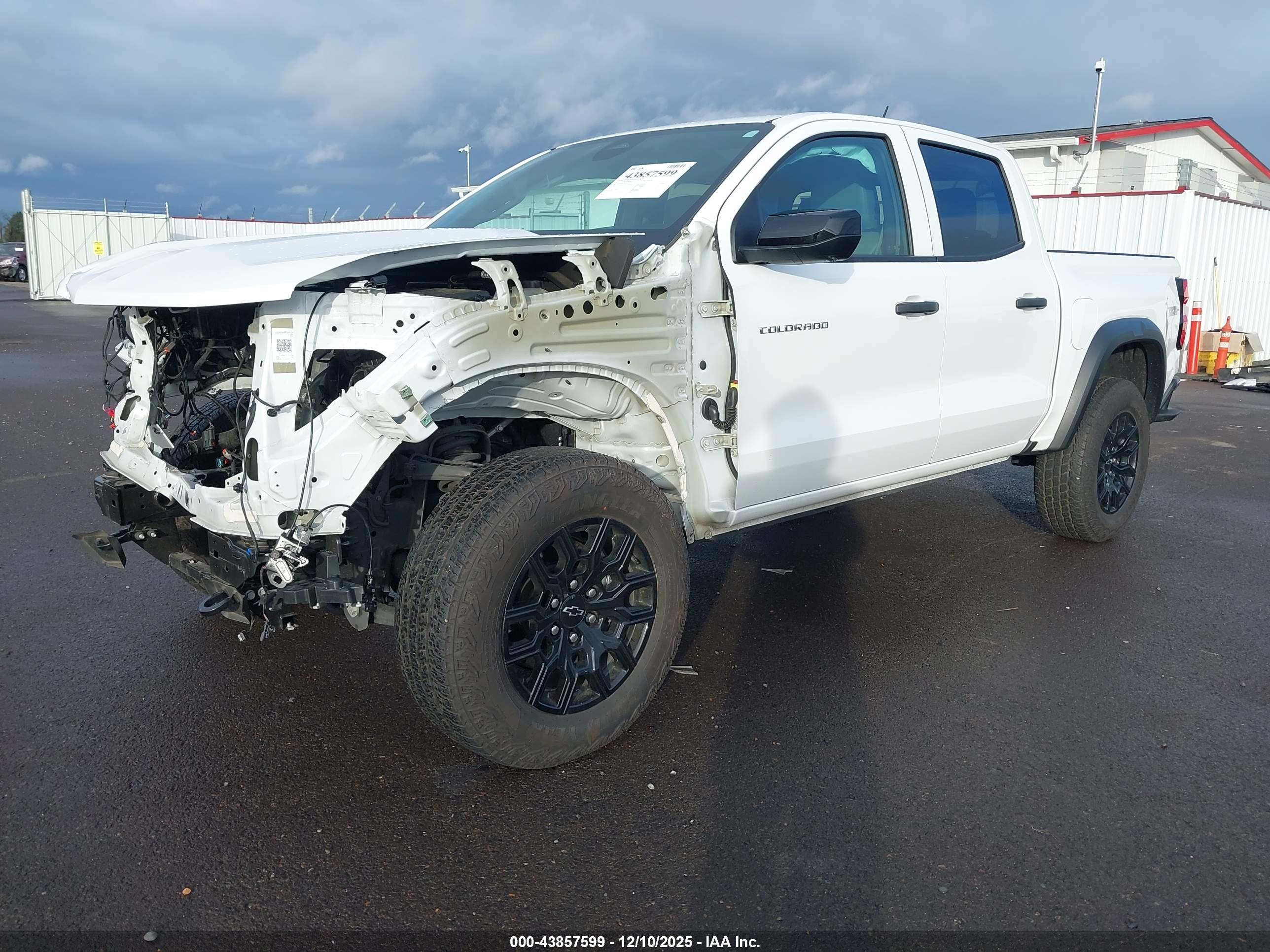 CHEVROLET COLORADO image 2