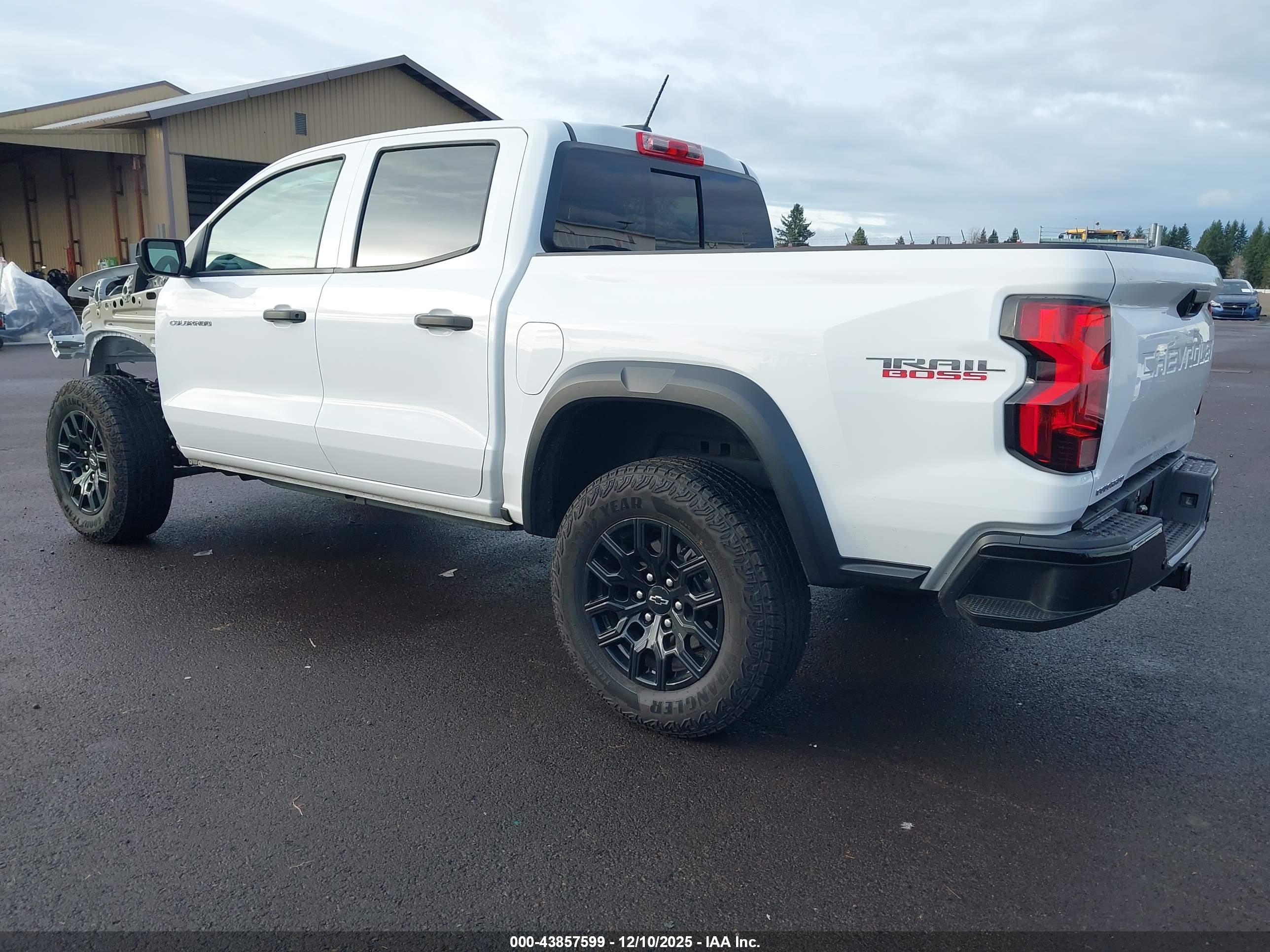 CHEVROLET COLORADO image 3