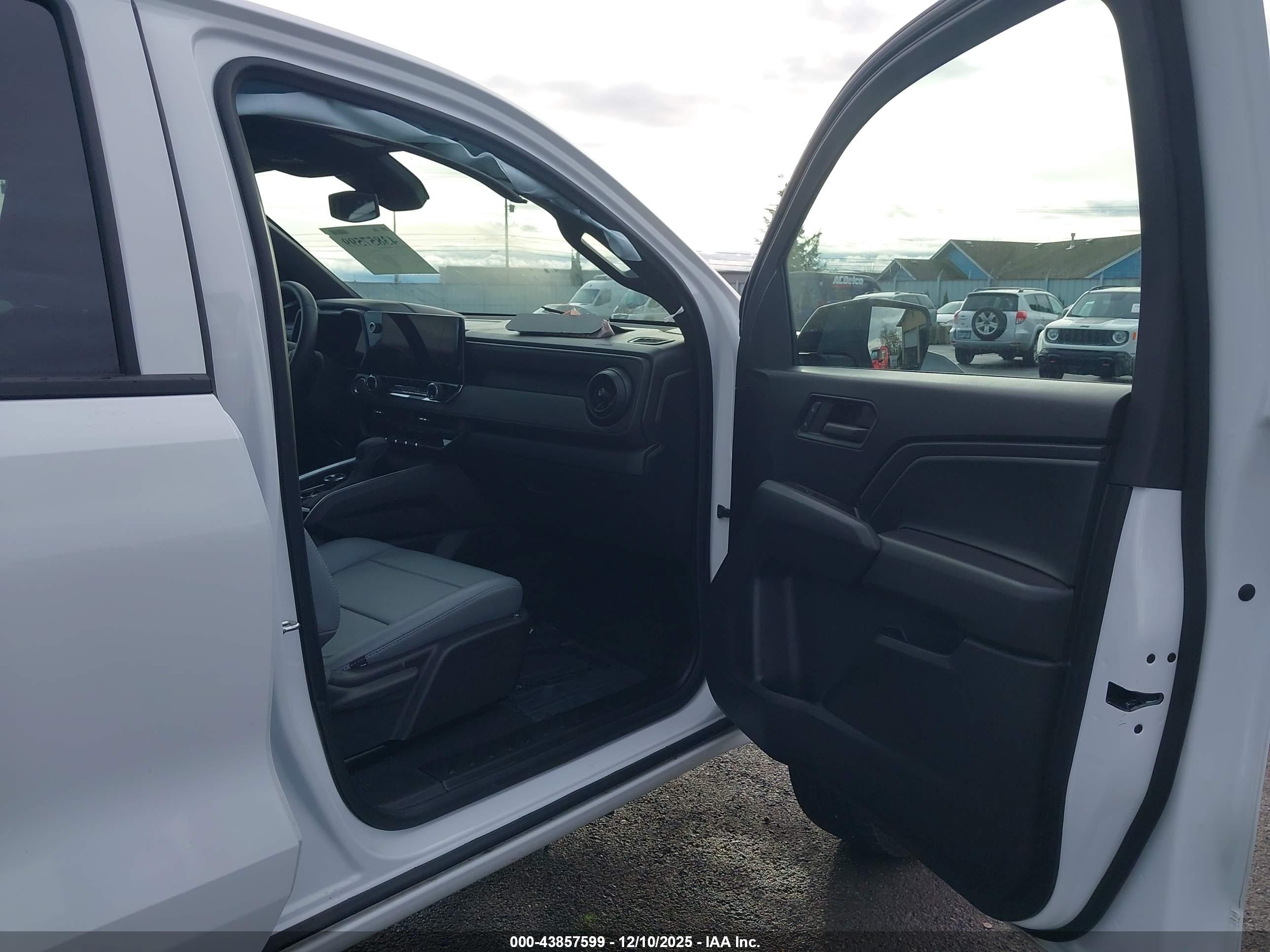 CHEVROLET COLORADO image 5