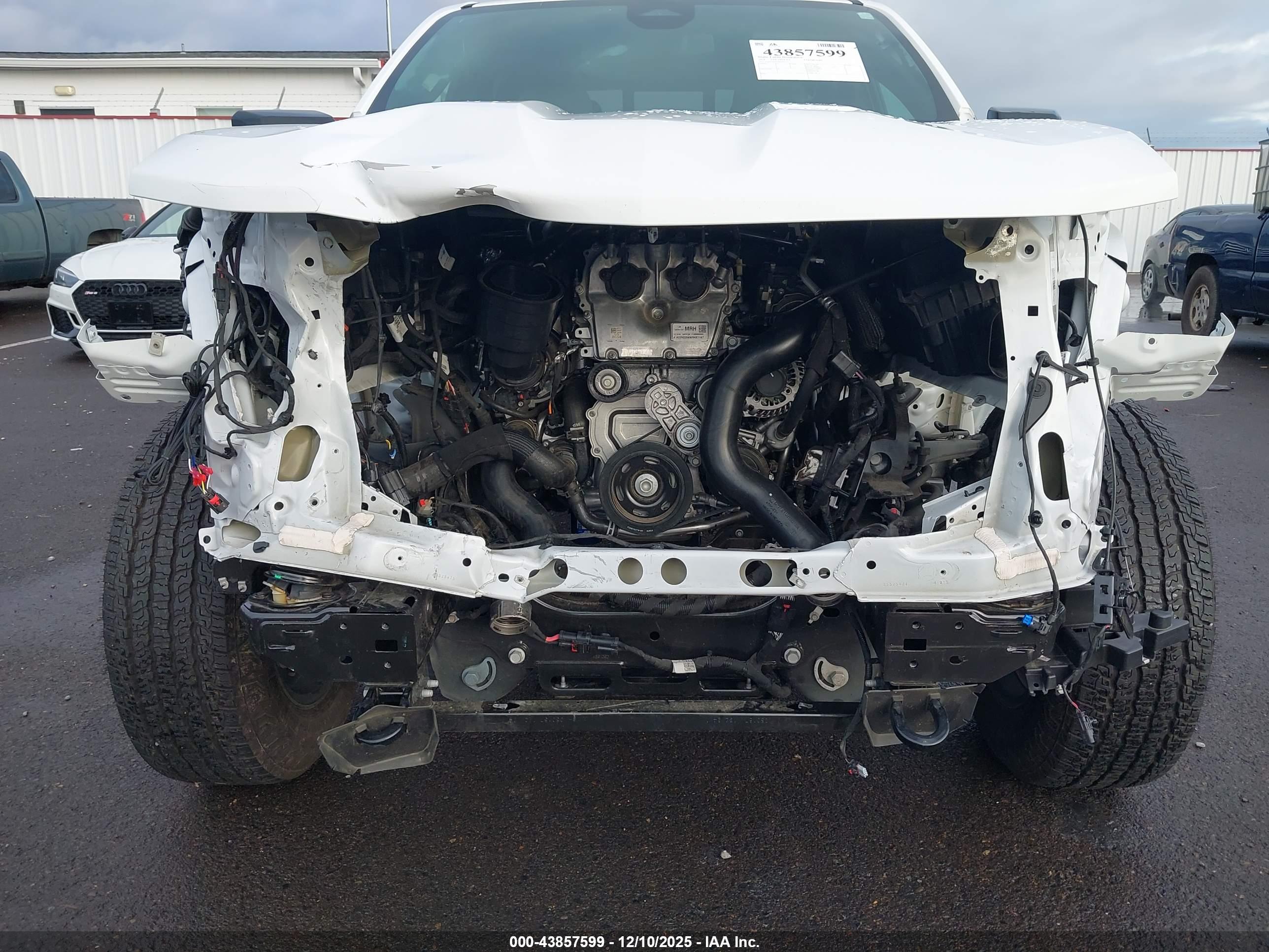 CHEVROLET COLORADO image 6