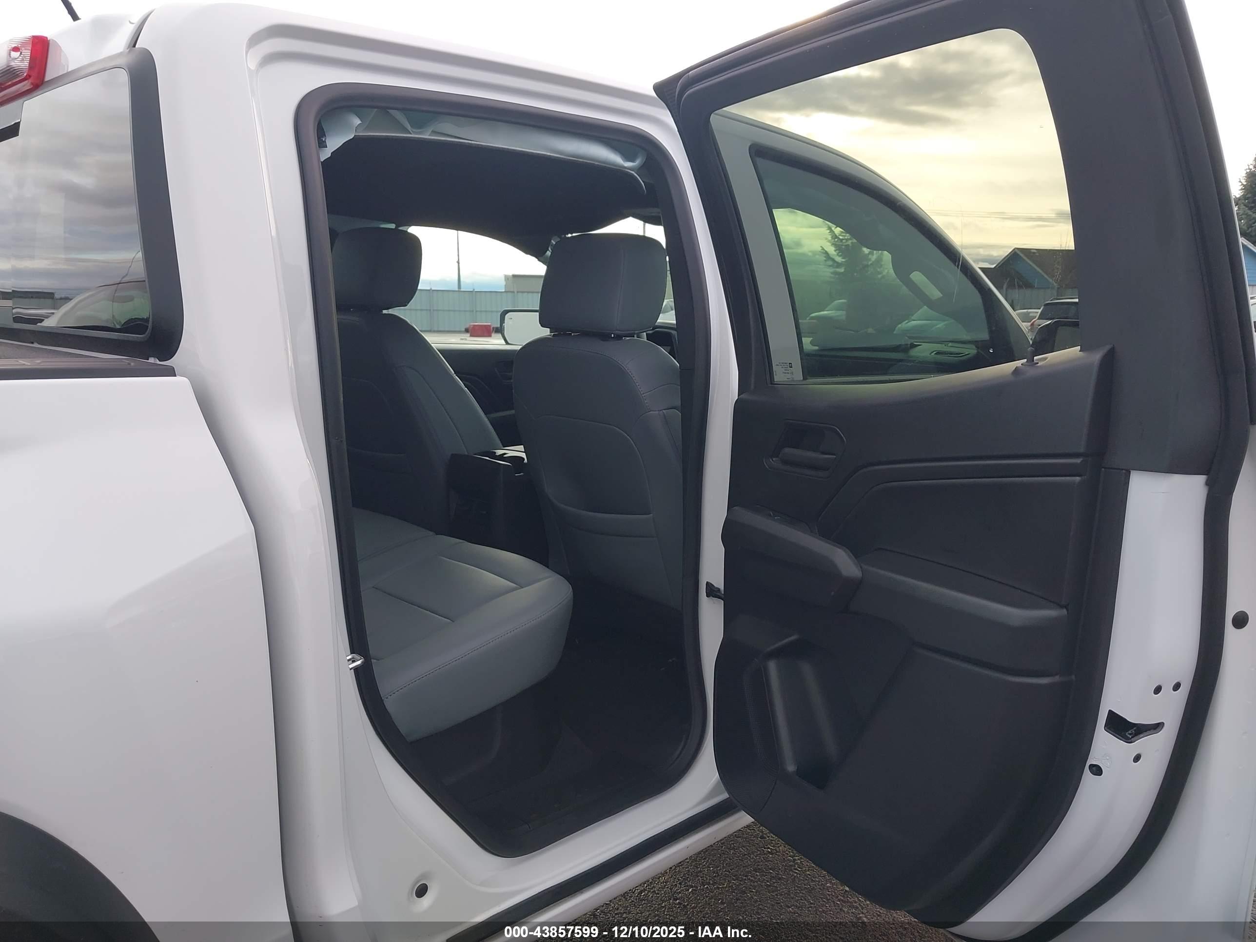 CHEVROLET COLORADO image 8