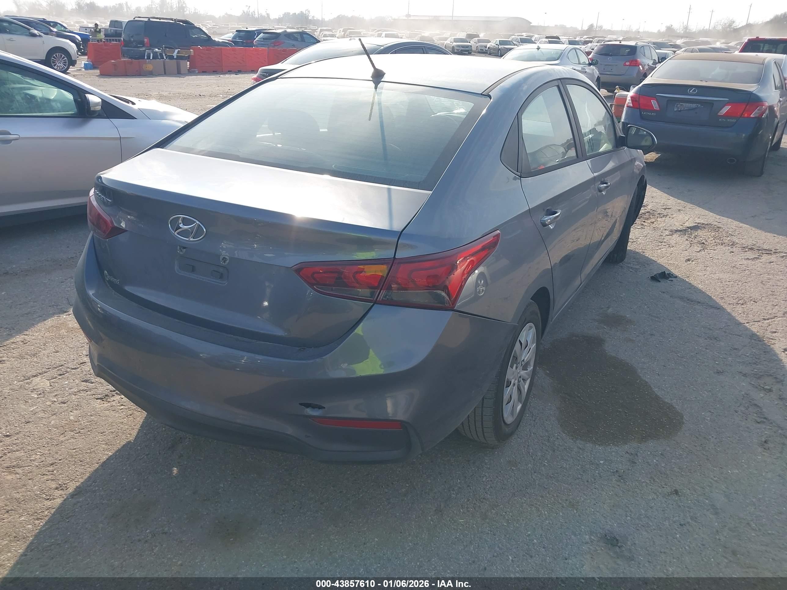 HYUNDAI ACCENT image 4
