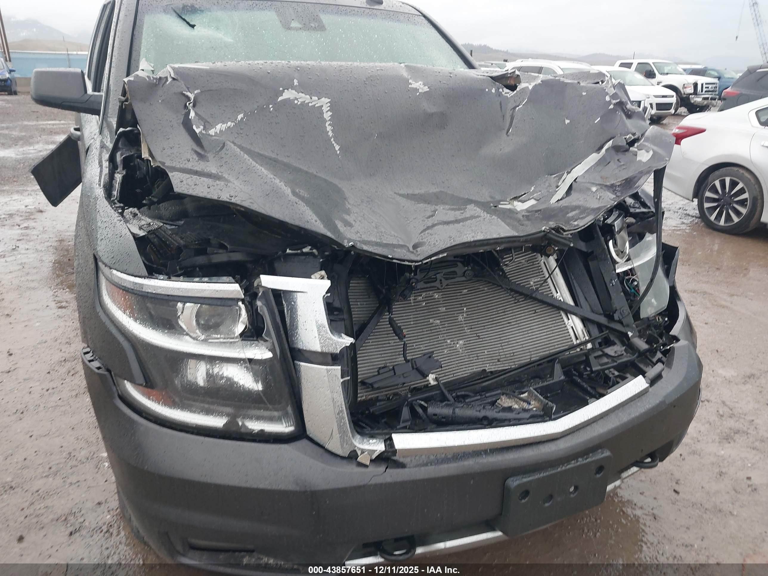 CHEVROLET SUBURBAN image 6