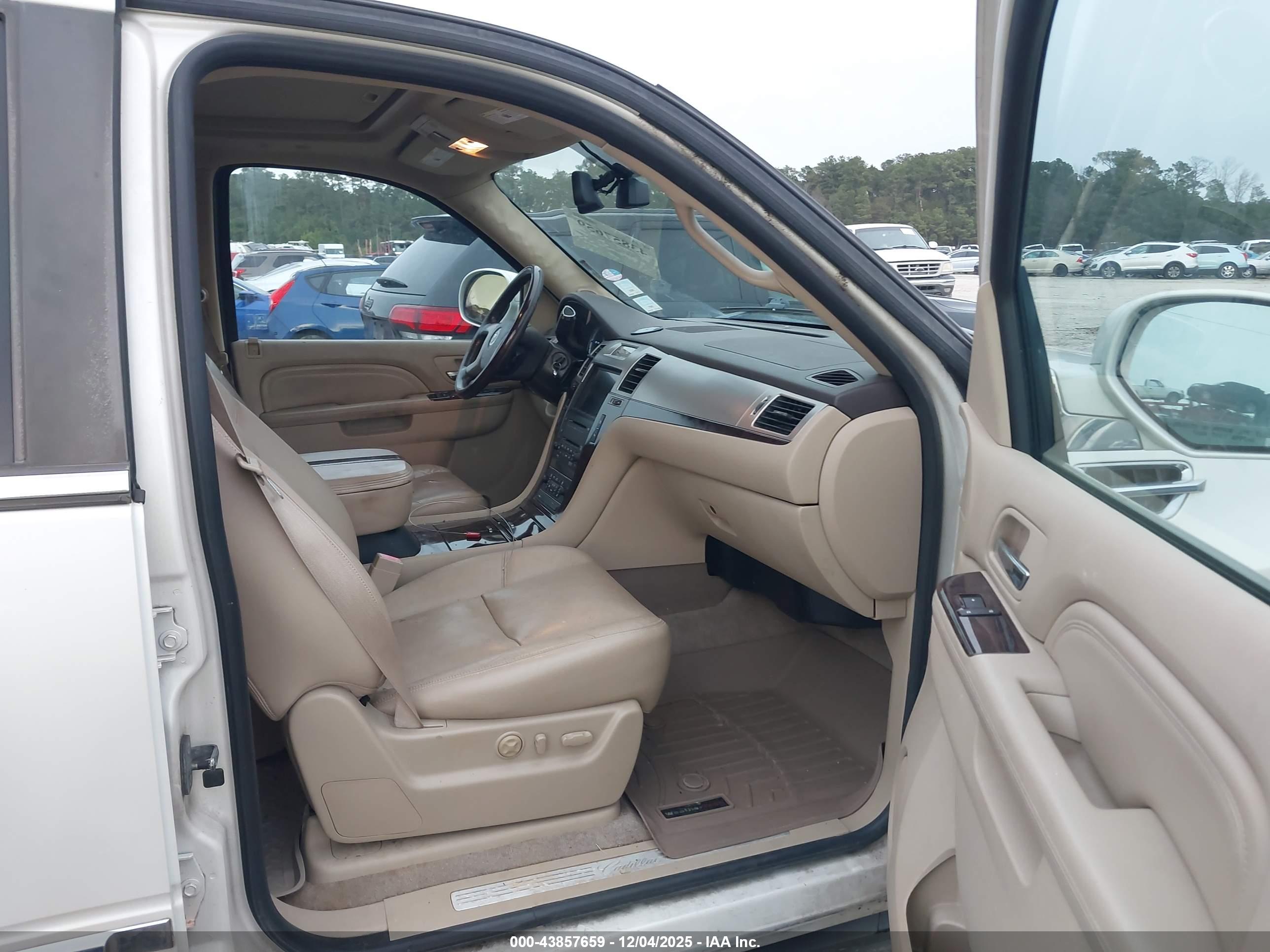 CADILLAC ESCALADE image 5