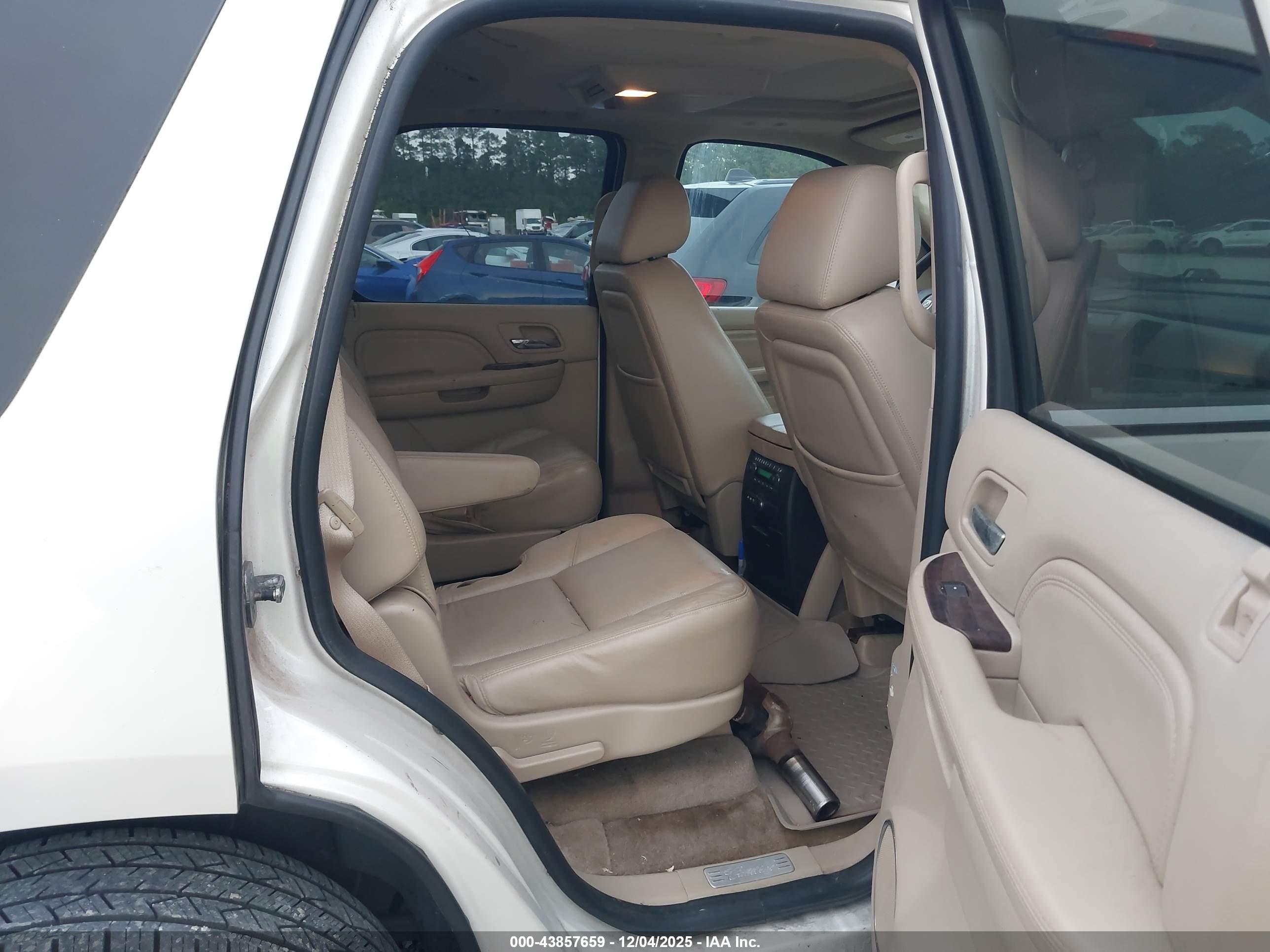 CADILLAC ESCALADE image 8