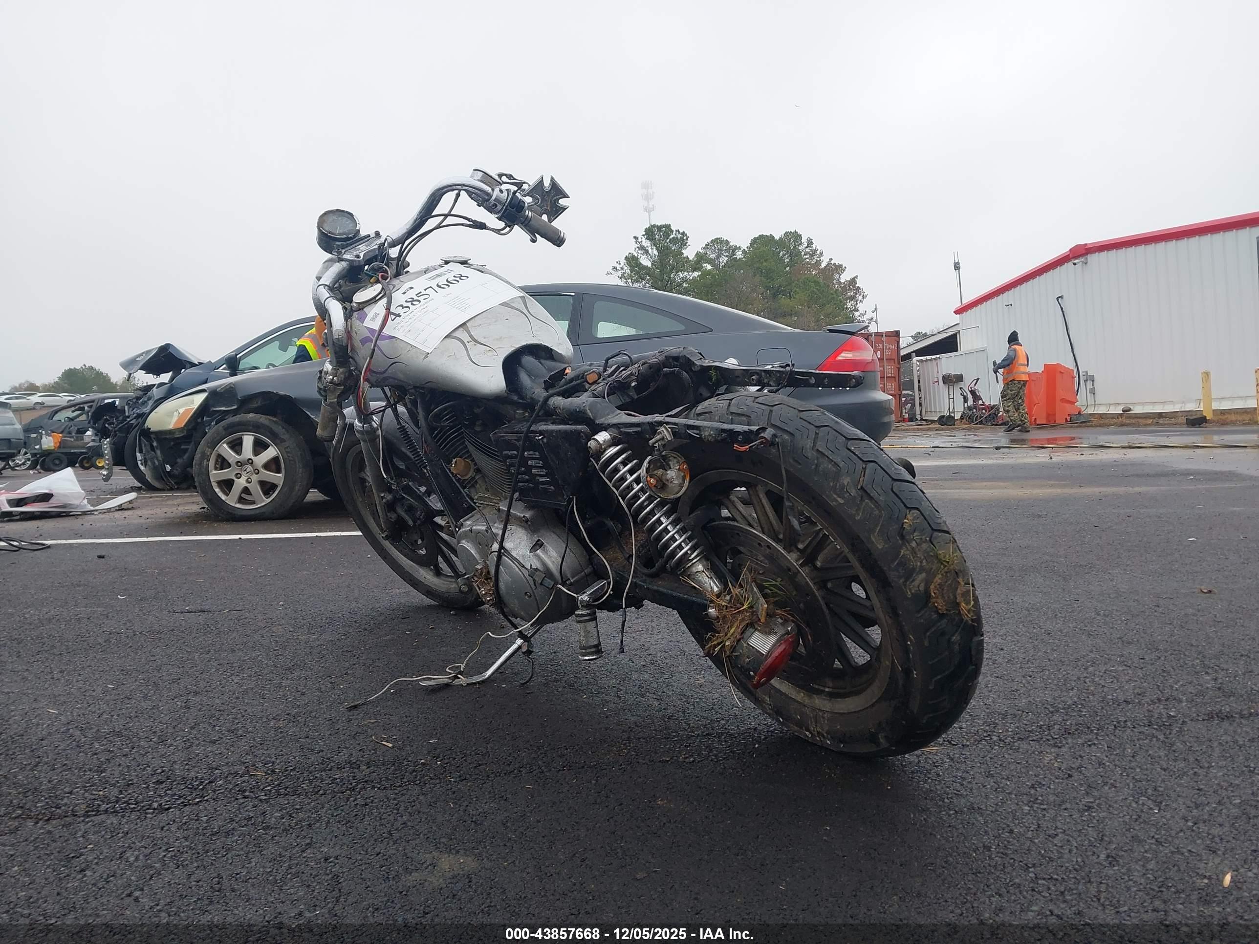 HARLEY-DAVIDSON XL883 image 3
