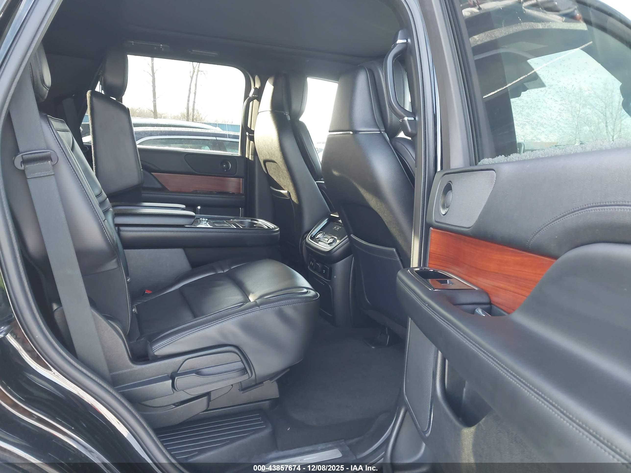 LINCOLN NAVIGATOR image 8