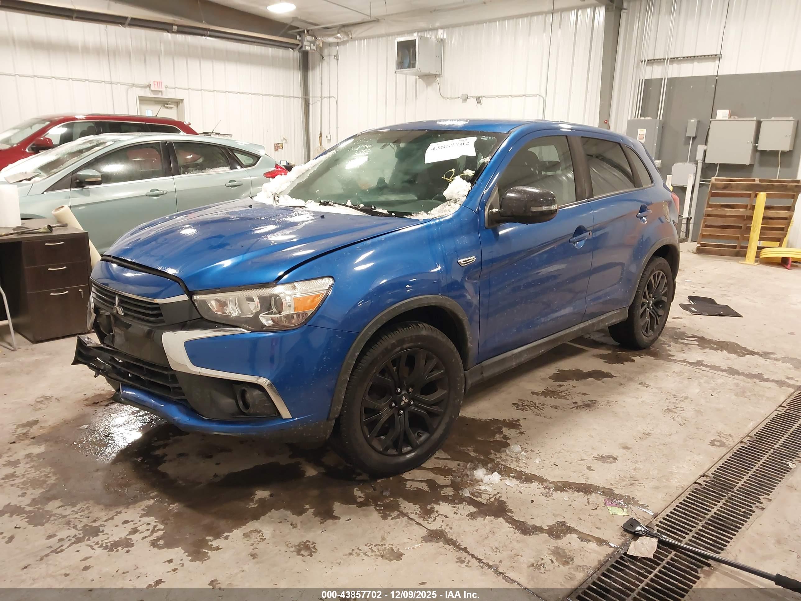 MITSUBISHI OUTLANDER image 2