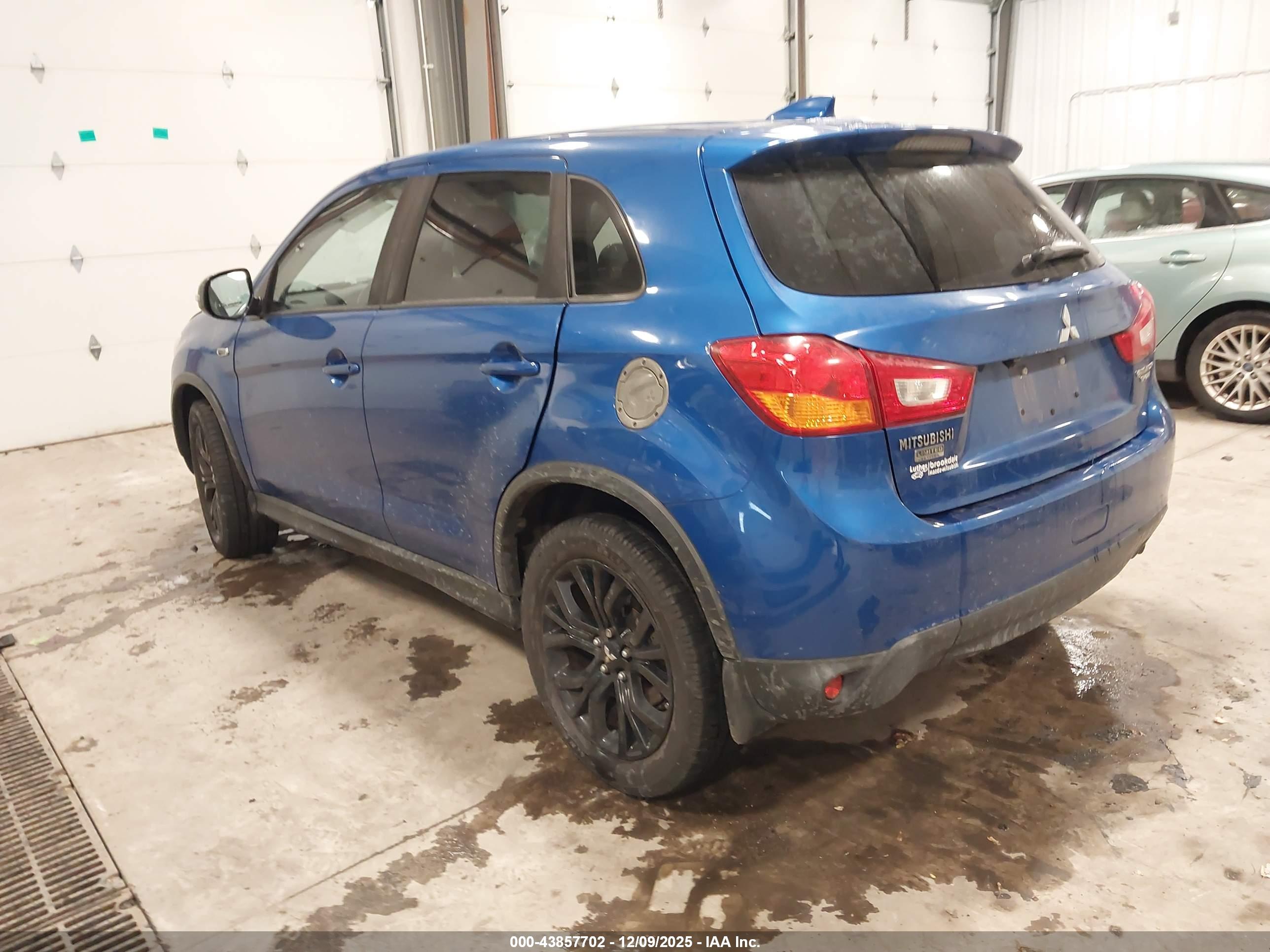 MITSUBISHI OUTLANDER image 3