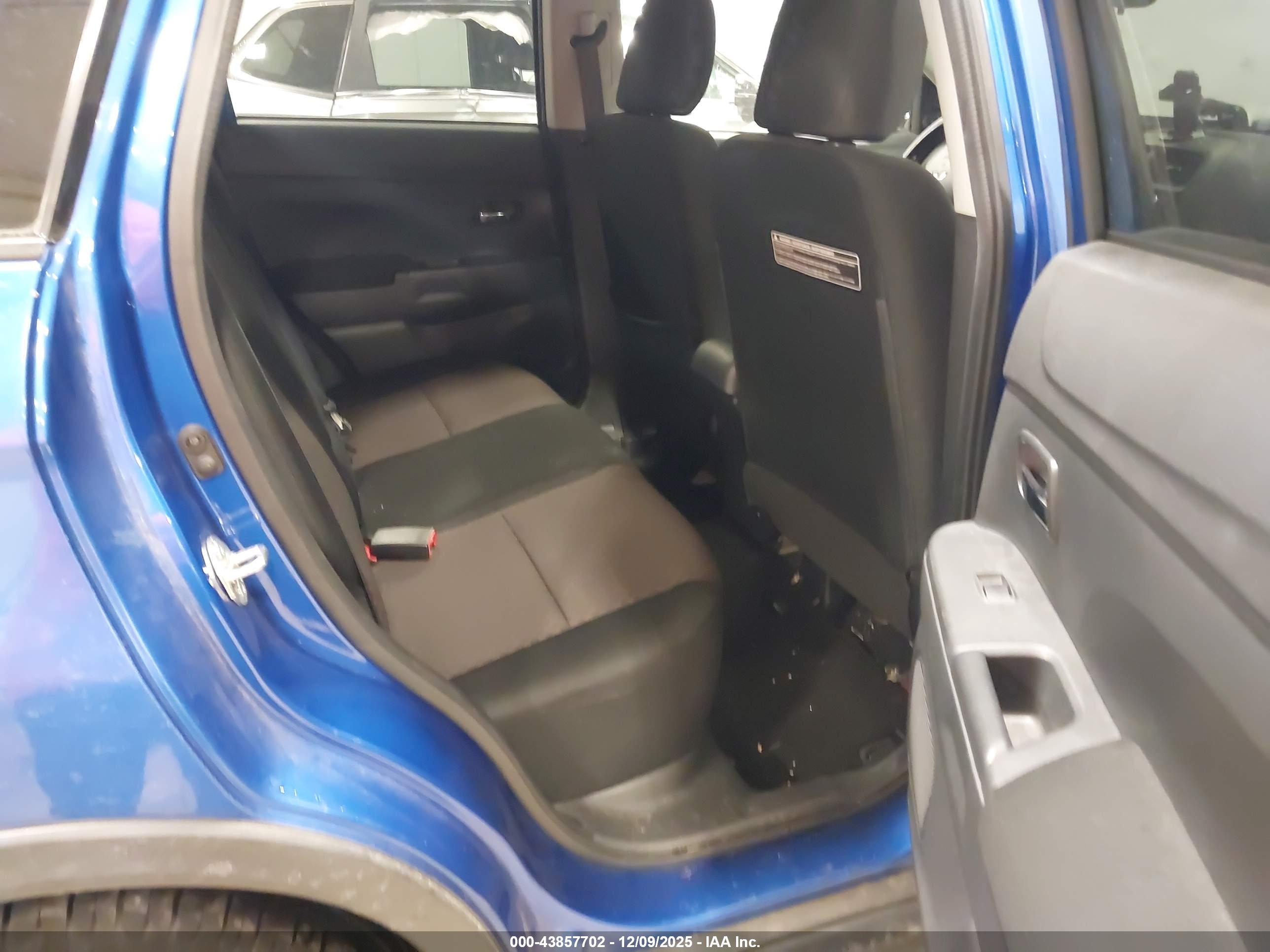 MITSUBISHI OUTLANDER image 8