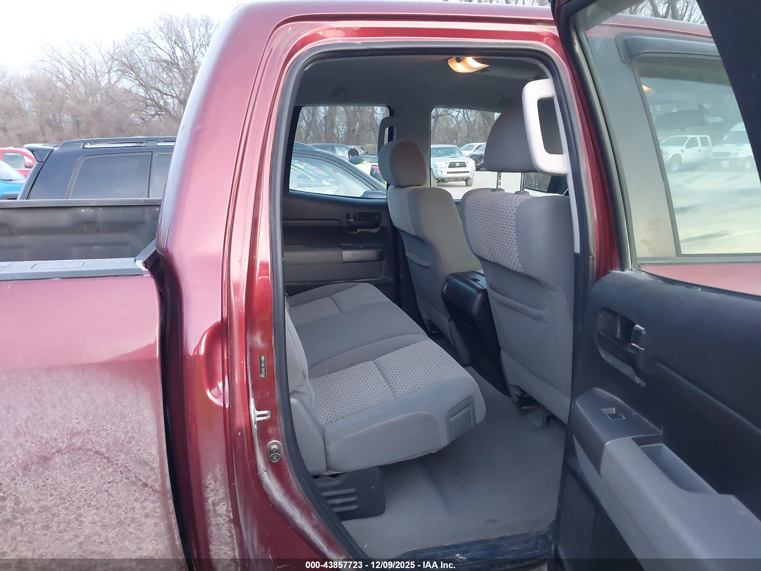 TOYOTA TUNDRA image 8