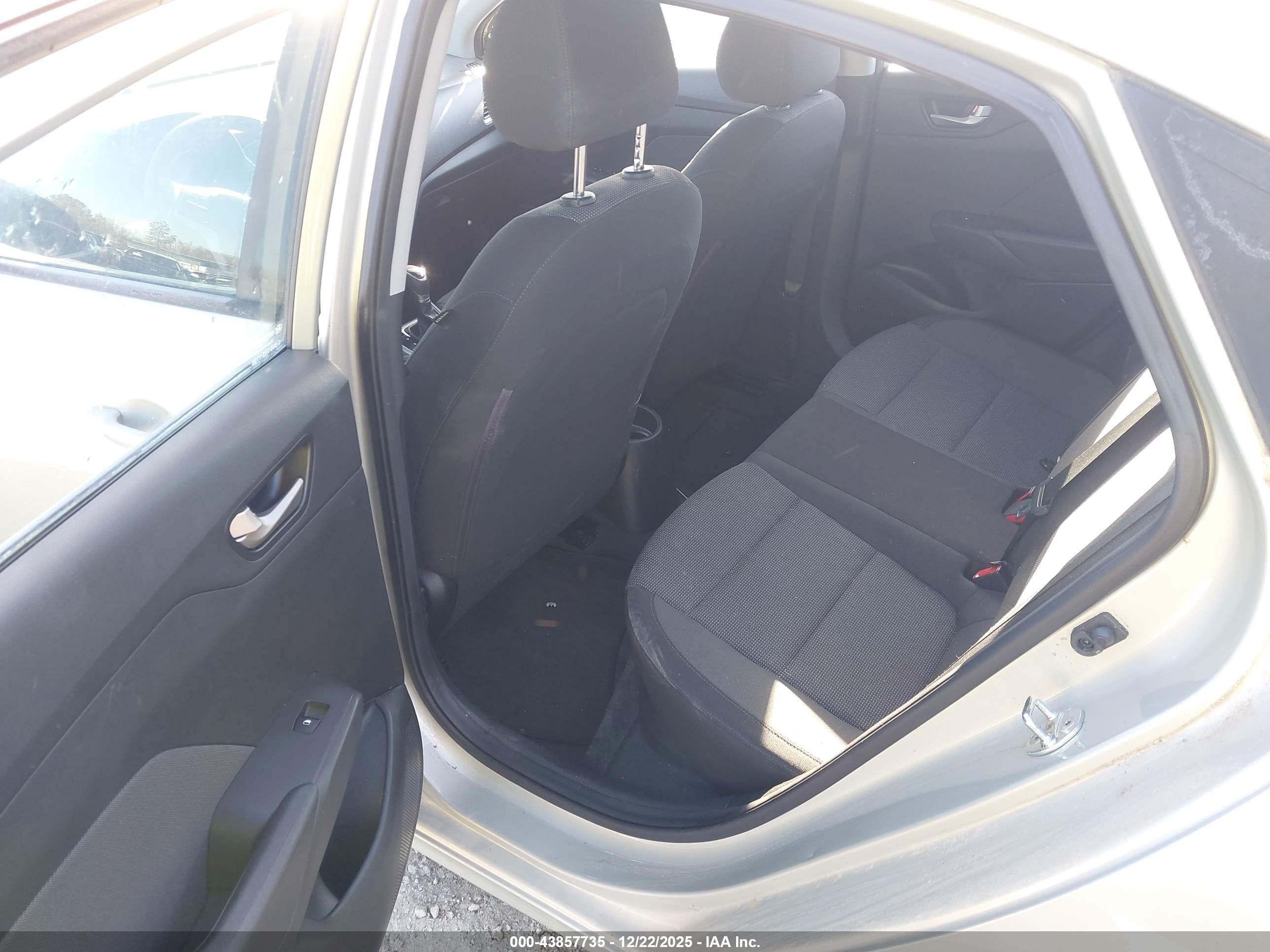 HYUNDAI ACCENT image 8