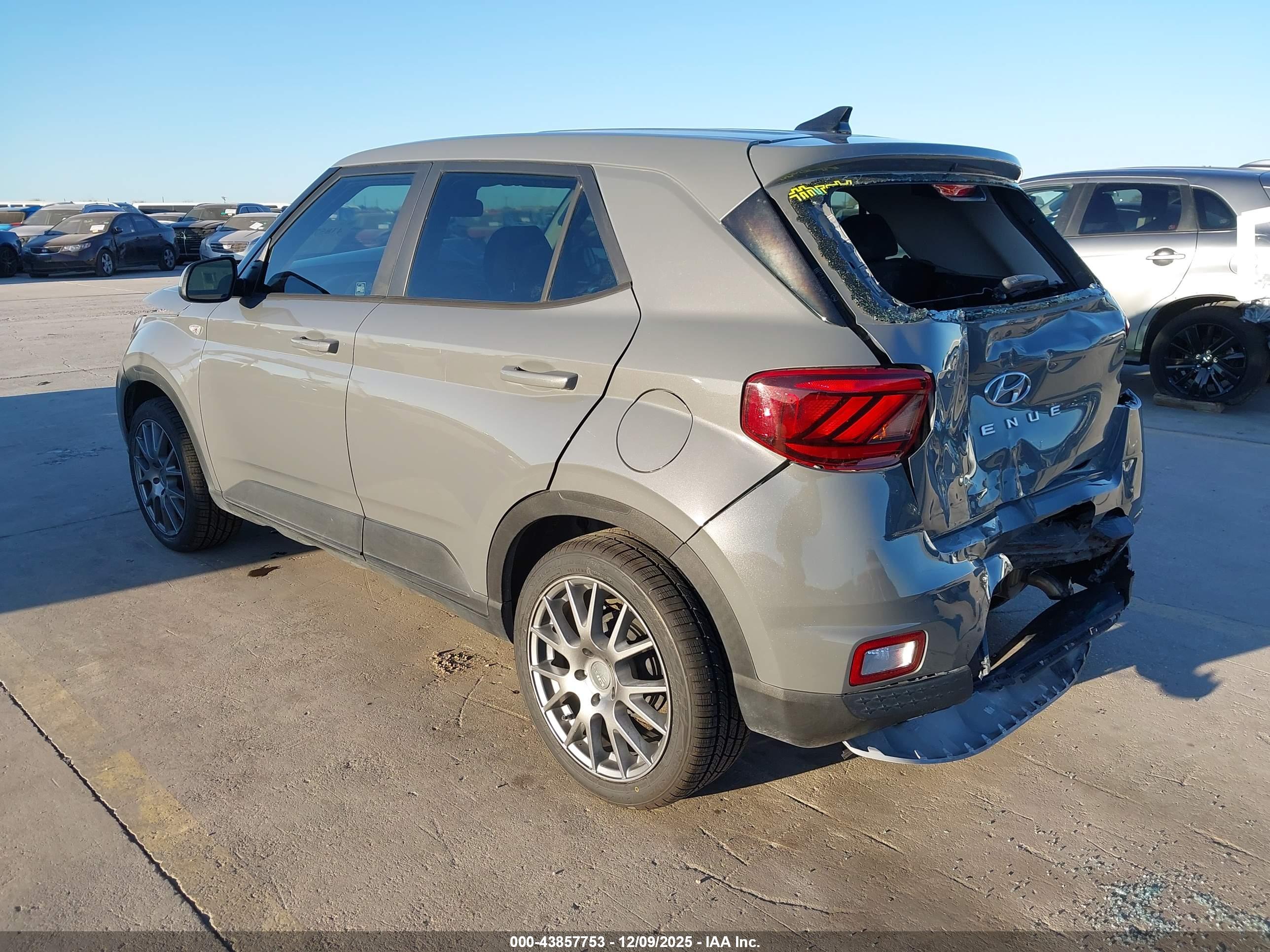 HYUNDAI VENUE image 3