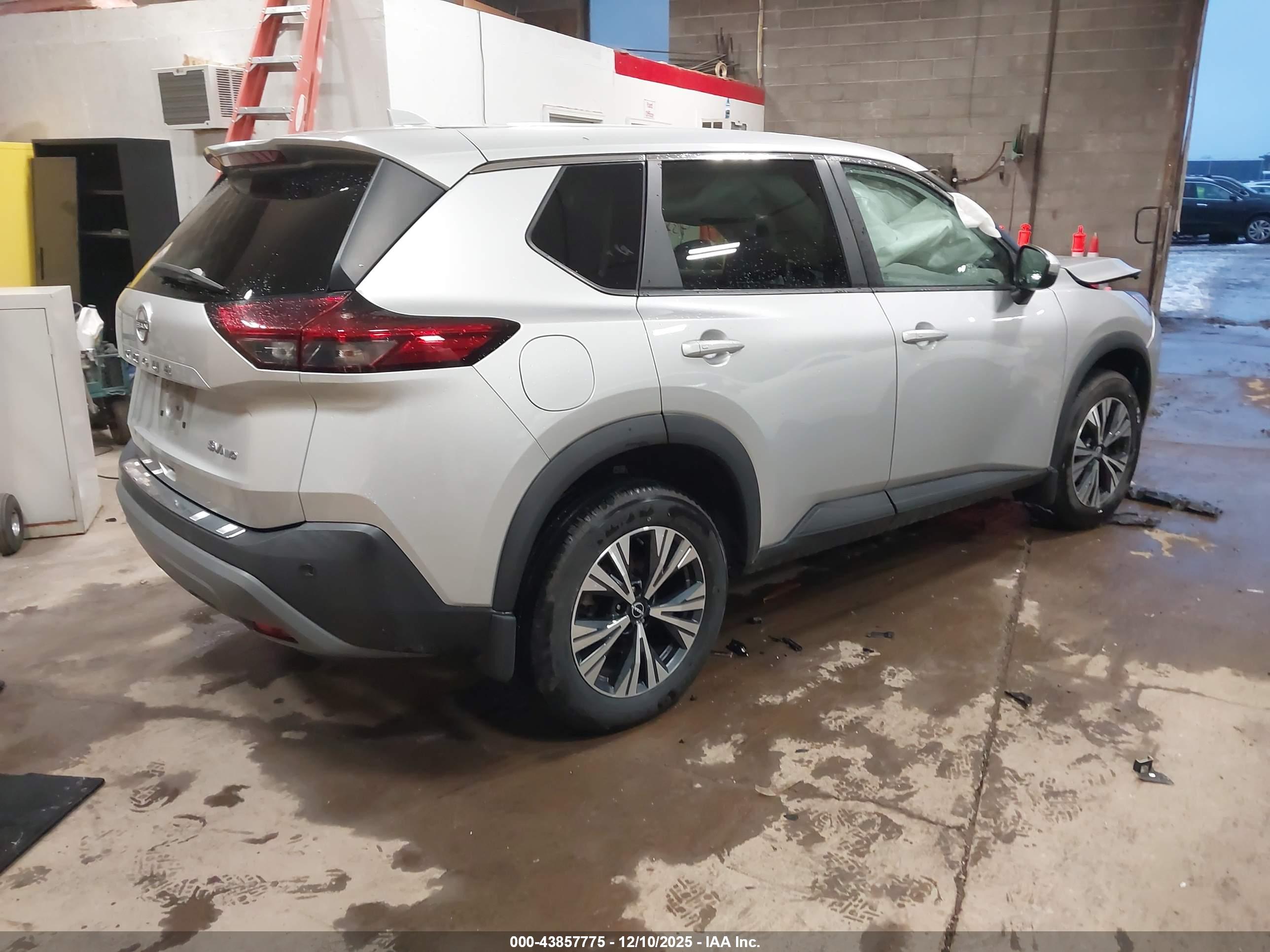 NISSAN ROGUE image 4