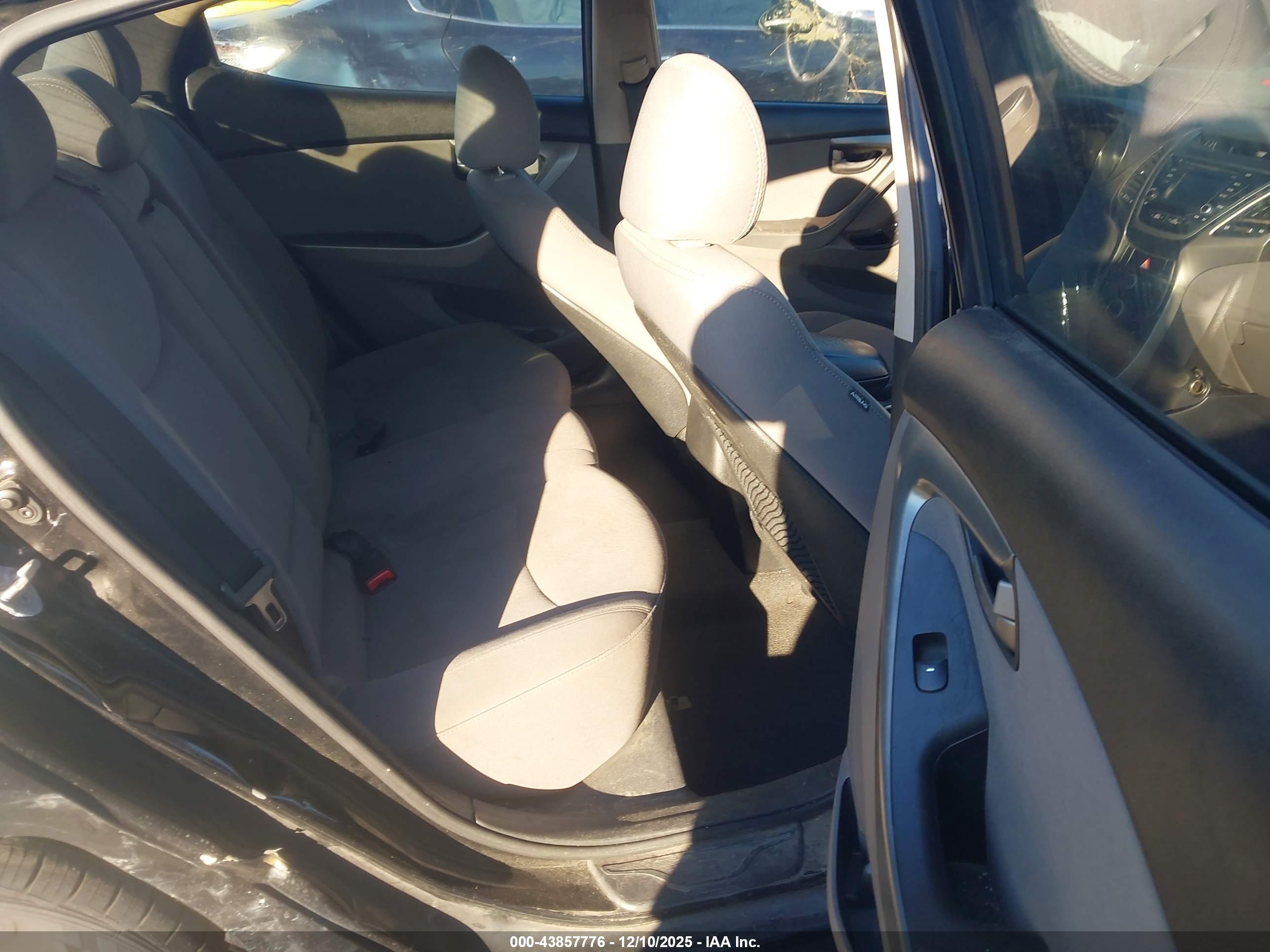 HYUNDAI ELANTRA image 8