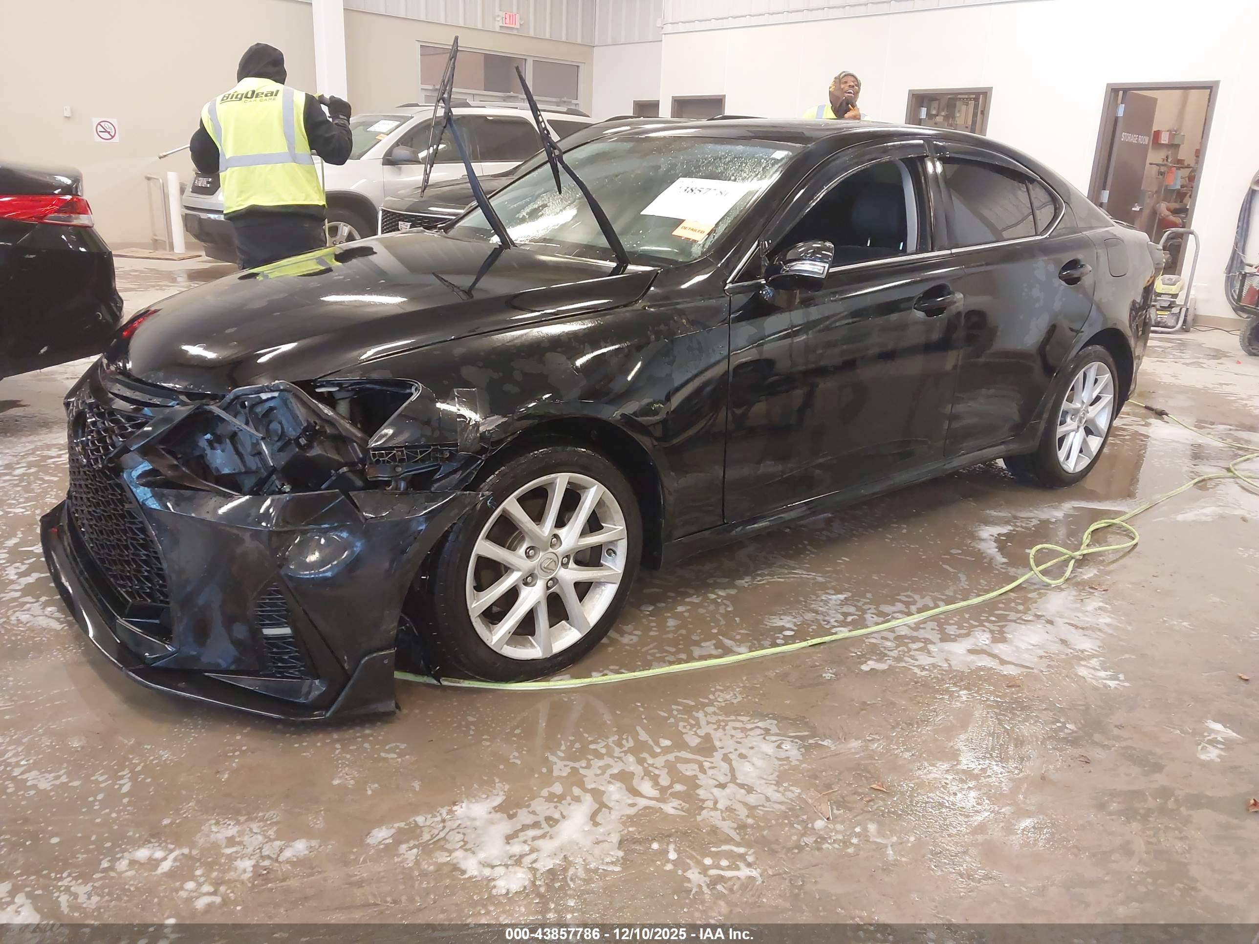 LEXUS IS image 2