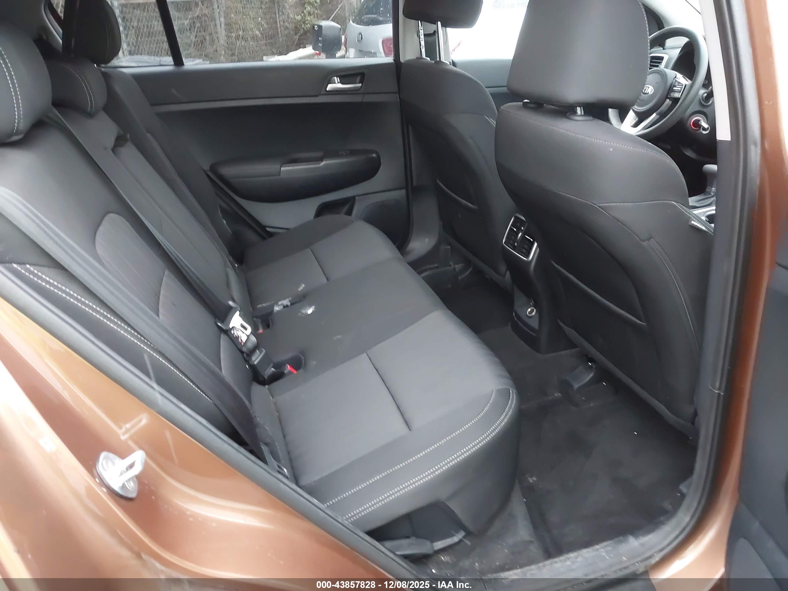 KIA SPORTAGE image 8