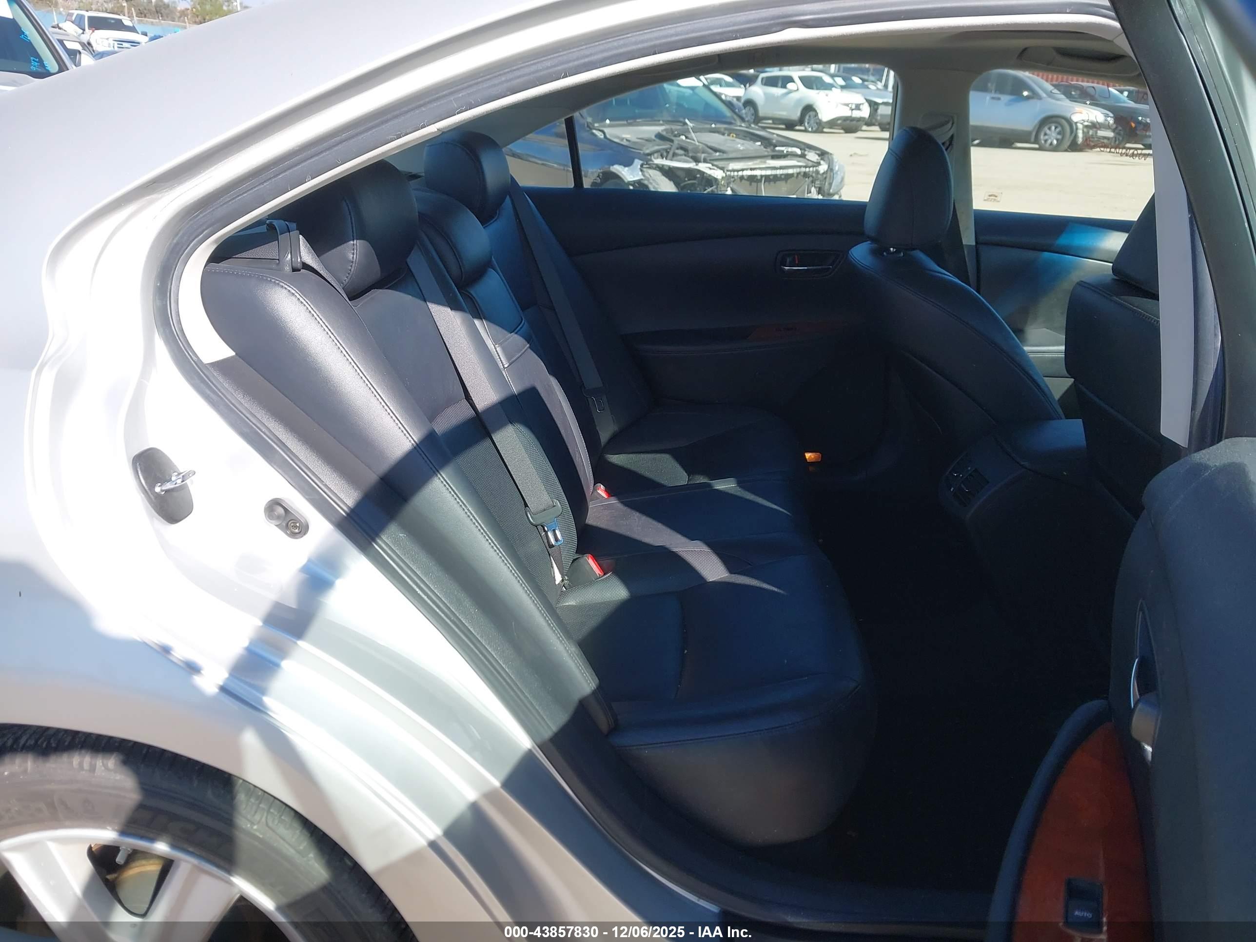 LEXUS ES image 8