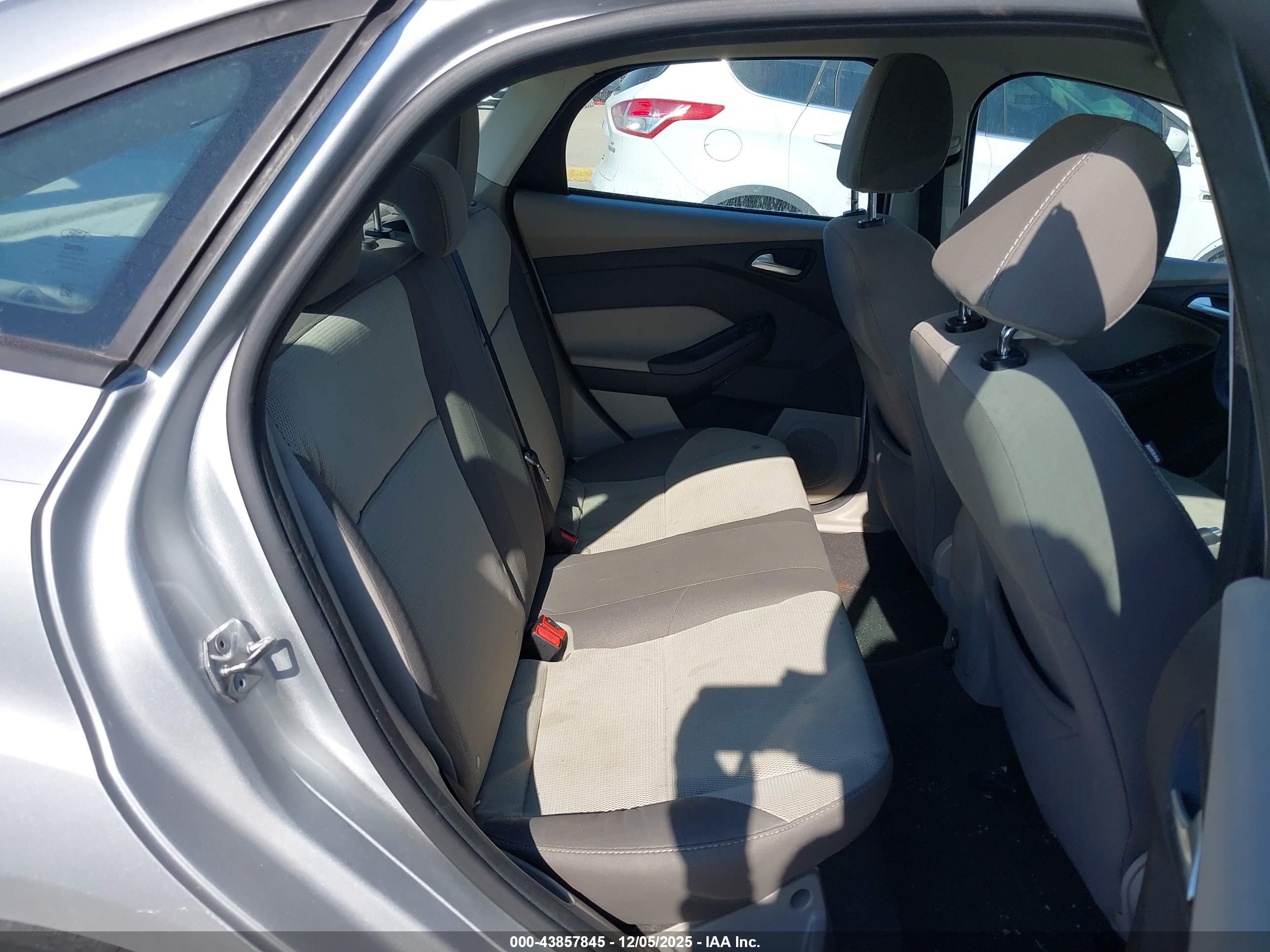 FORD FOCUS image 8