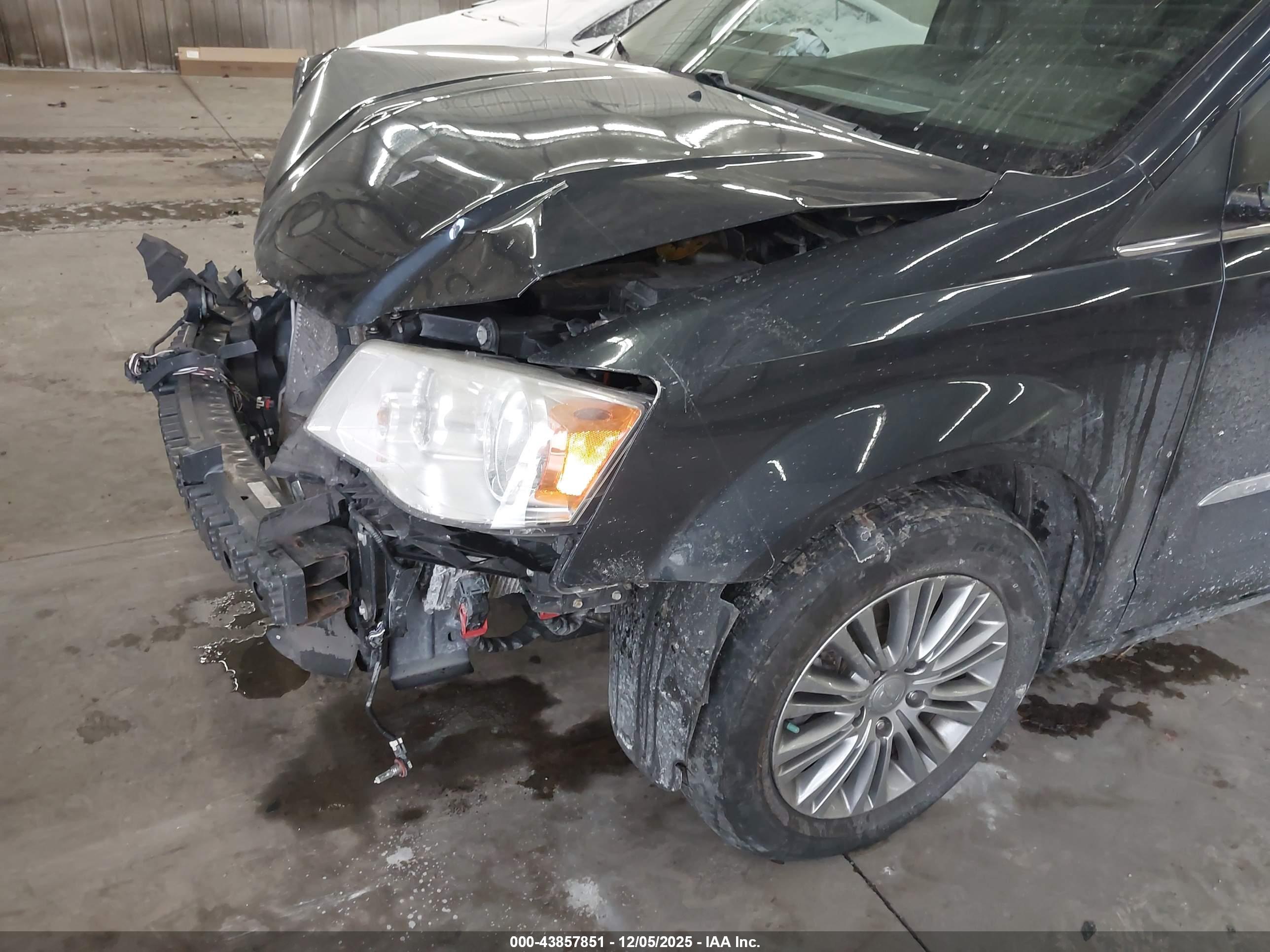 CHRYSLER TOWN image 6