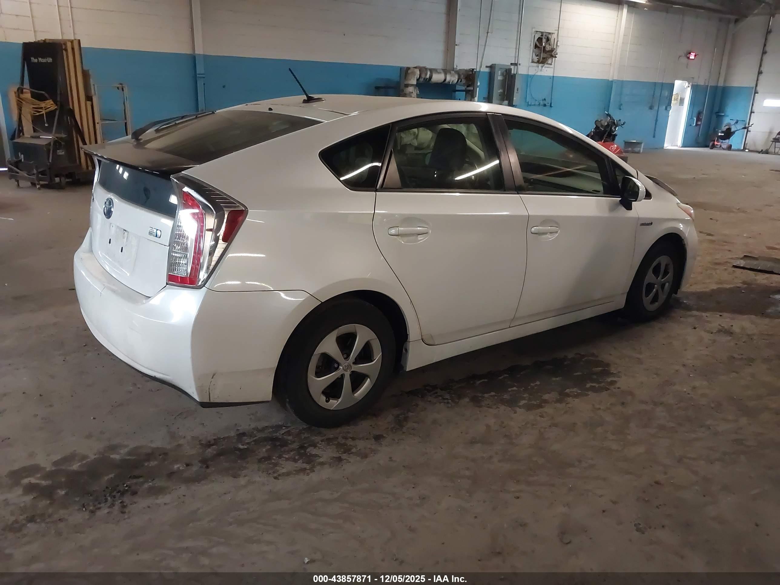 TOYOTA PRIUS image 4