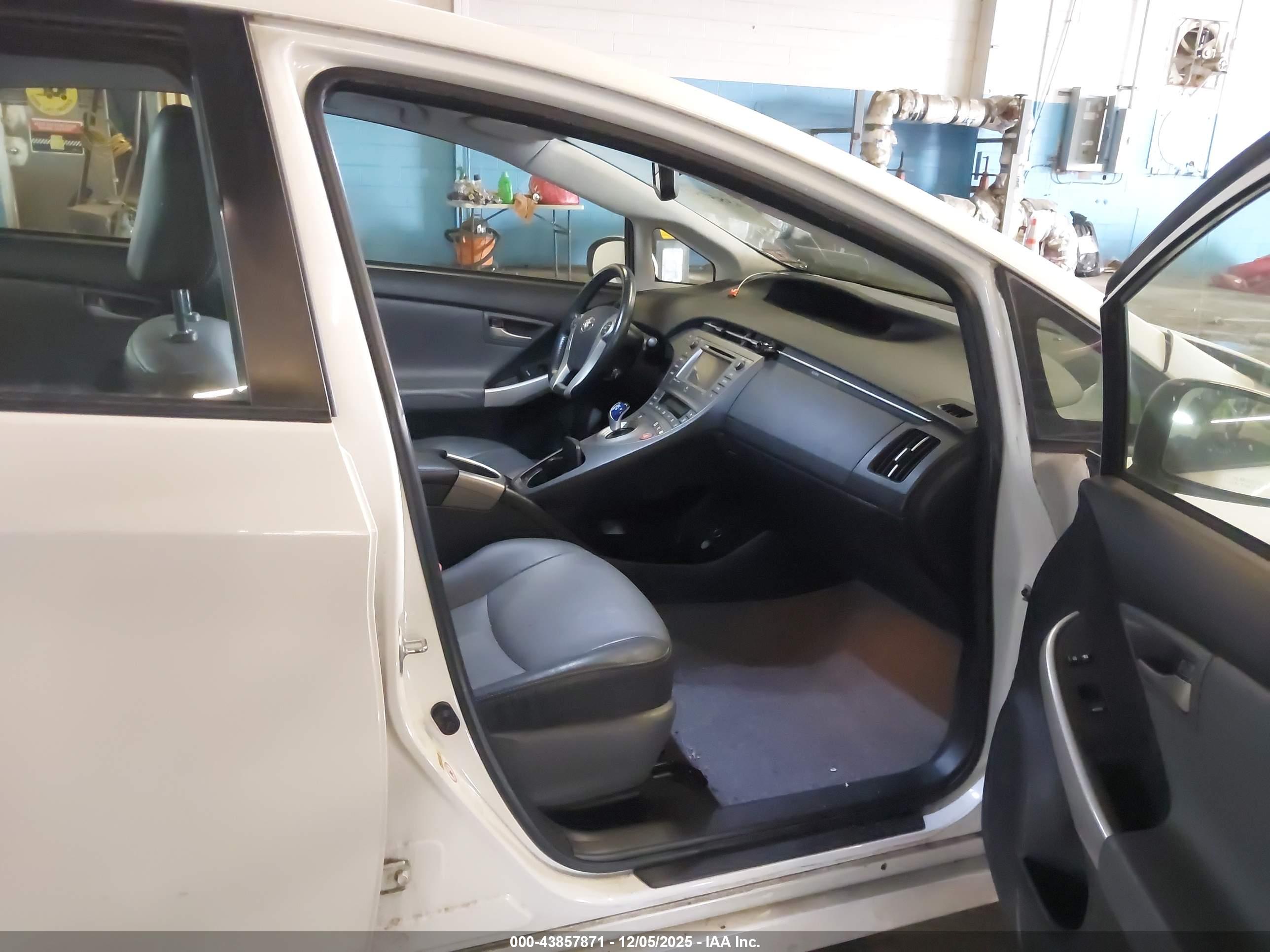 TOYOTA PRIUS image 5