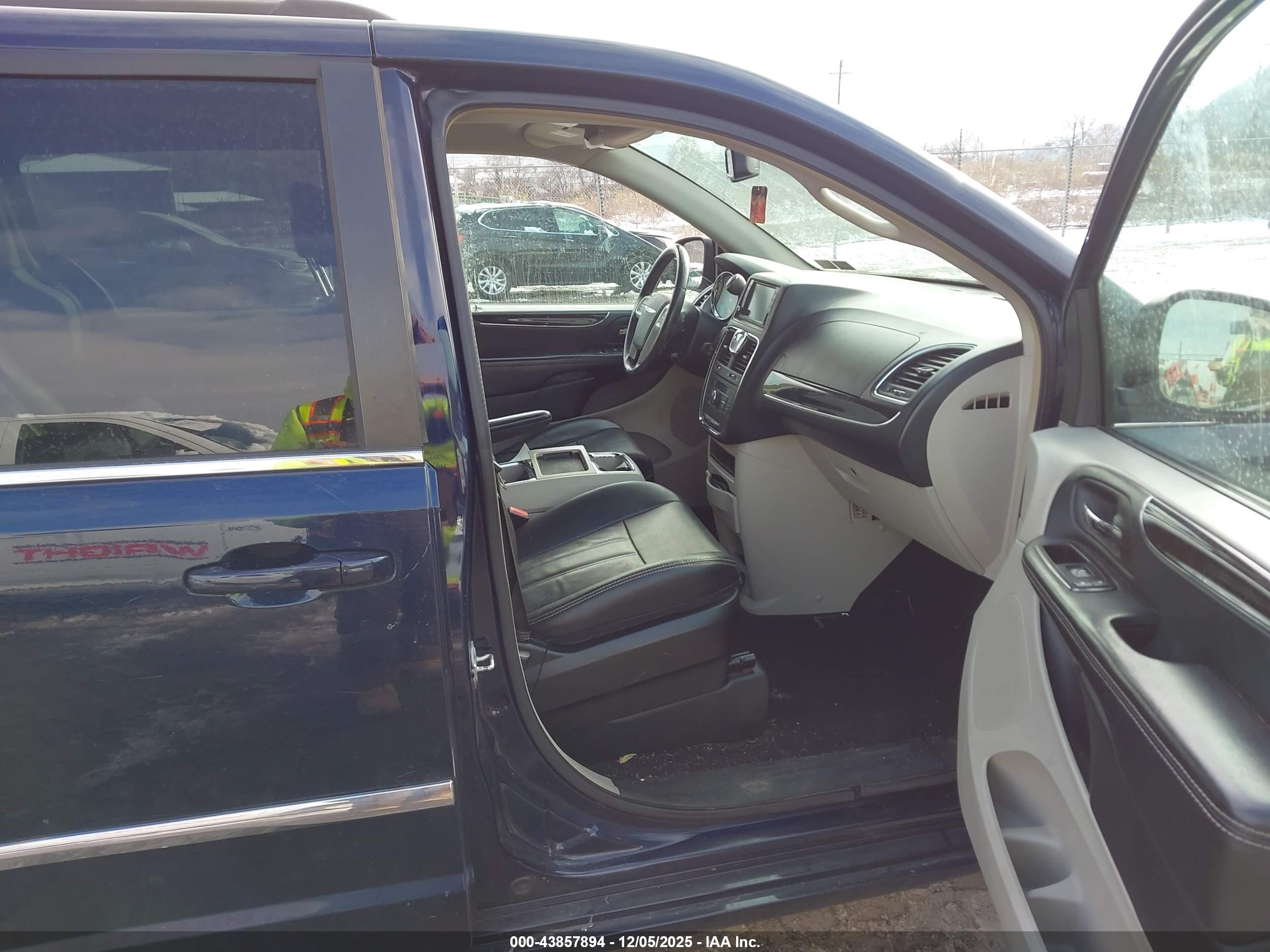 CHRYSLER TOWN image 5