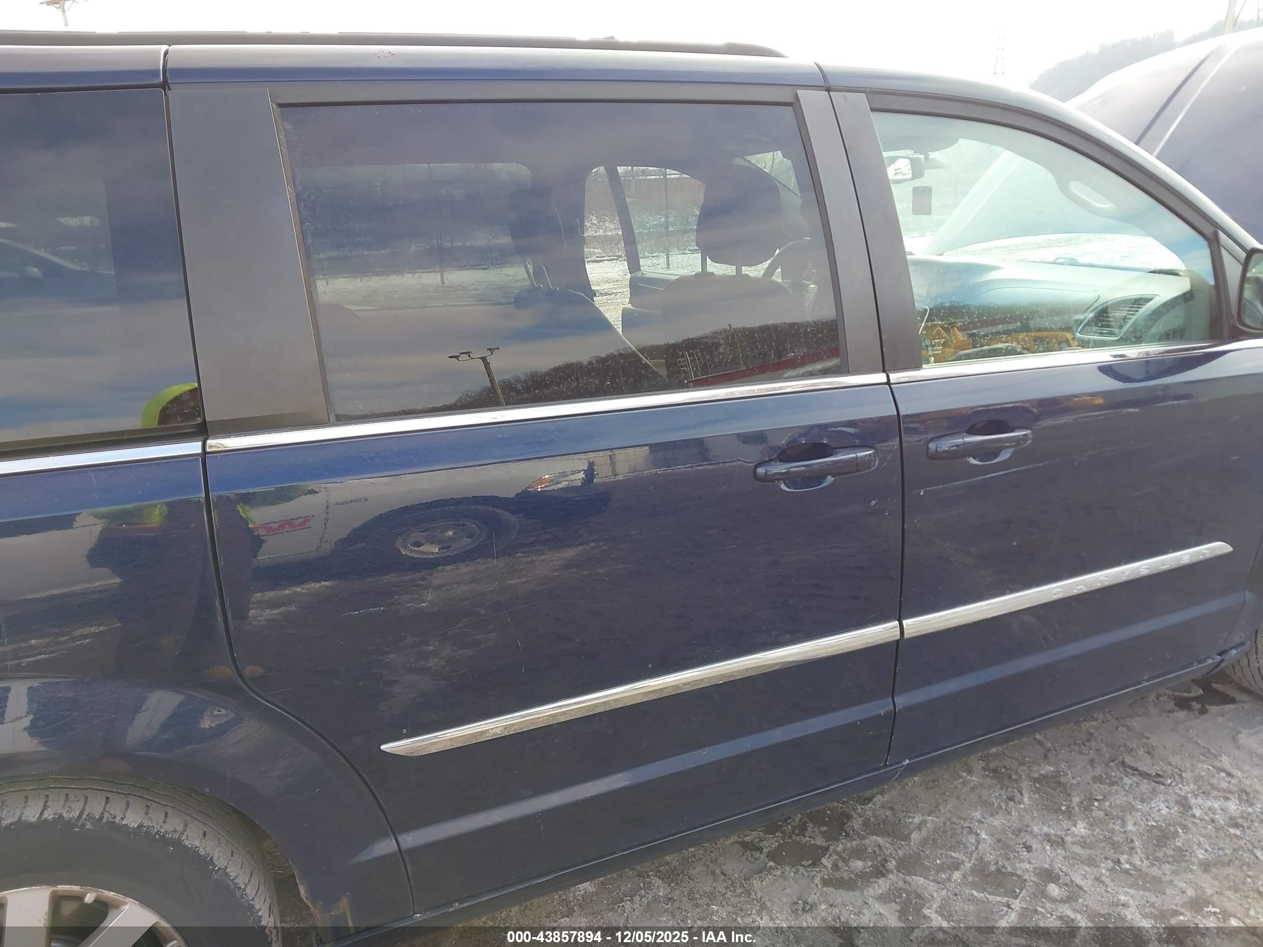 CHRYSLER TOWN image 6
