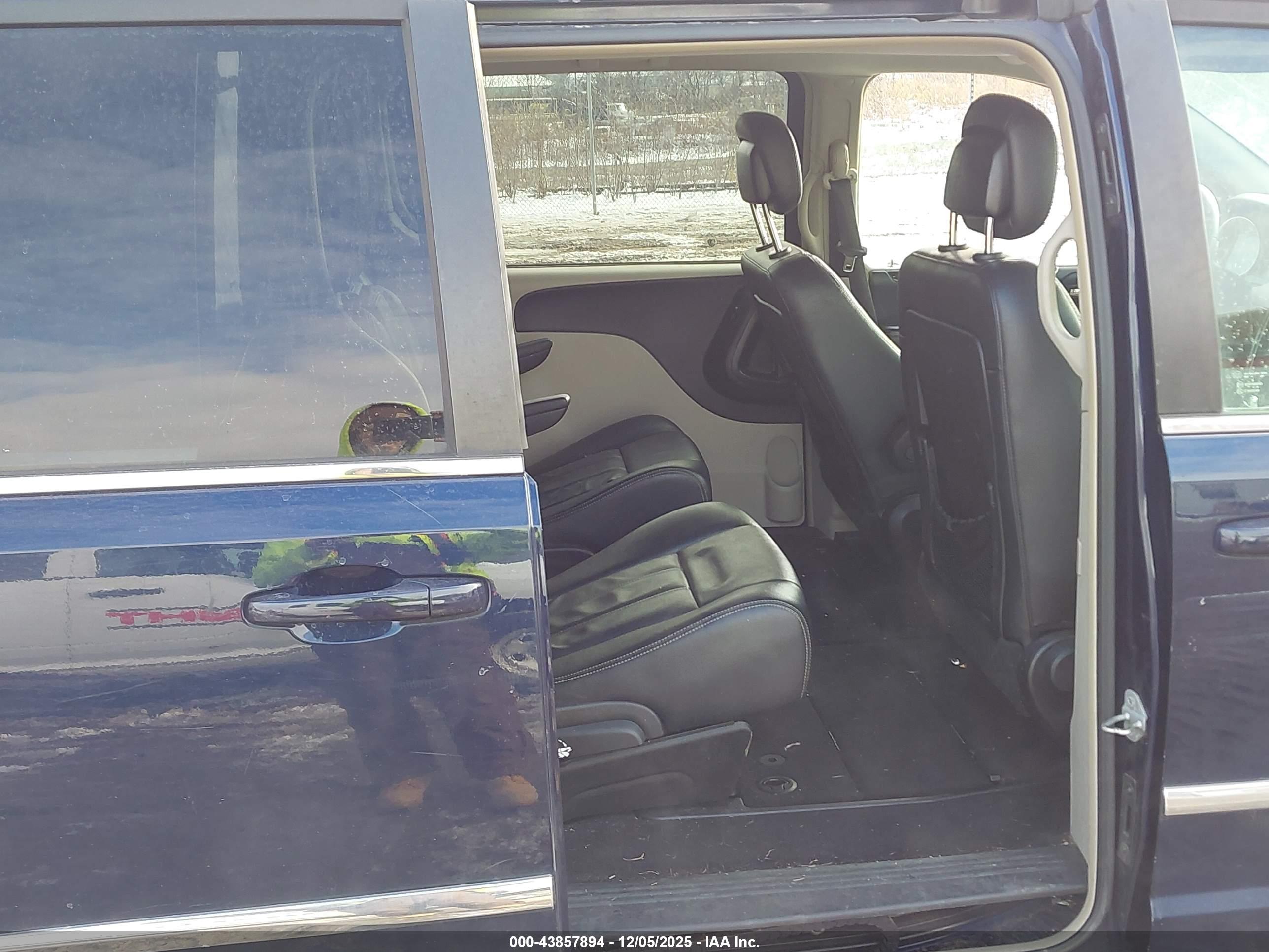 CHRYSLER TOWN image 8