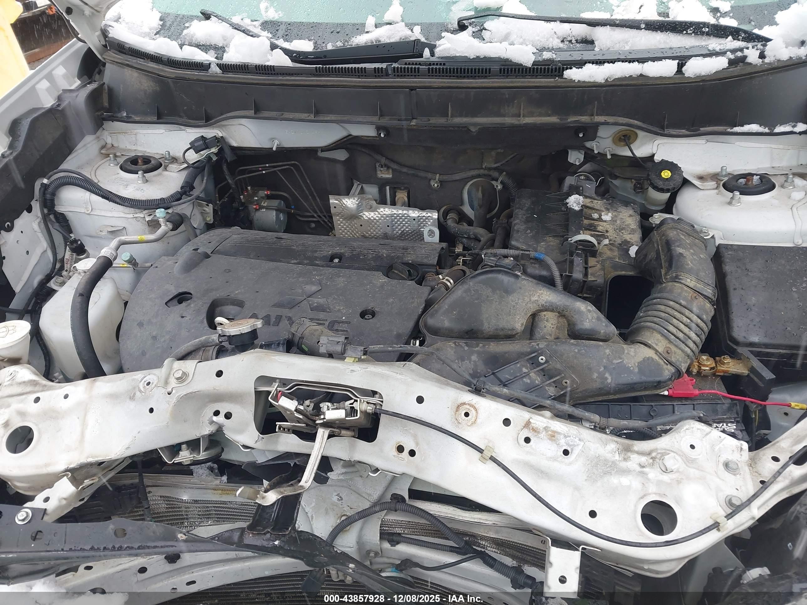 MITSUBISHI OUTLANDER image 10