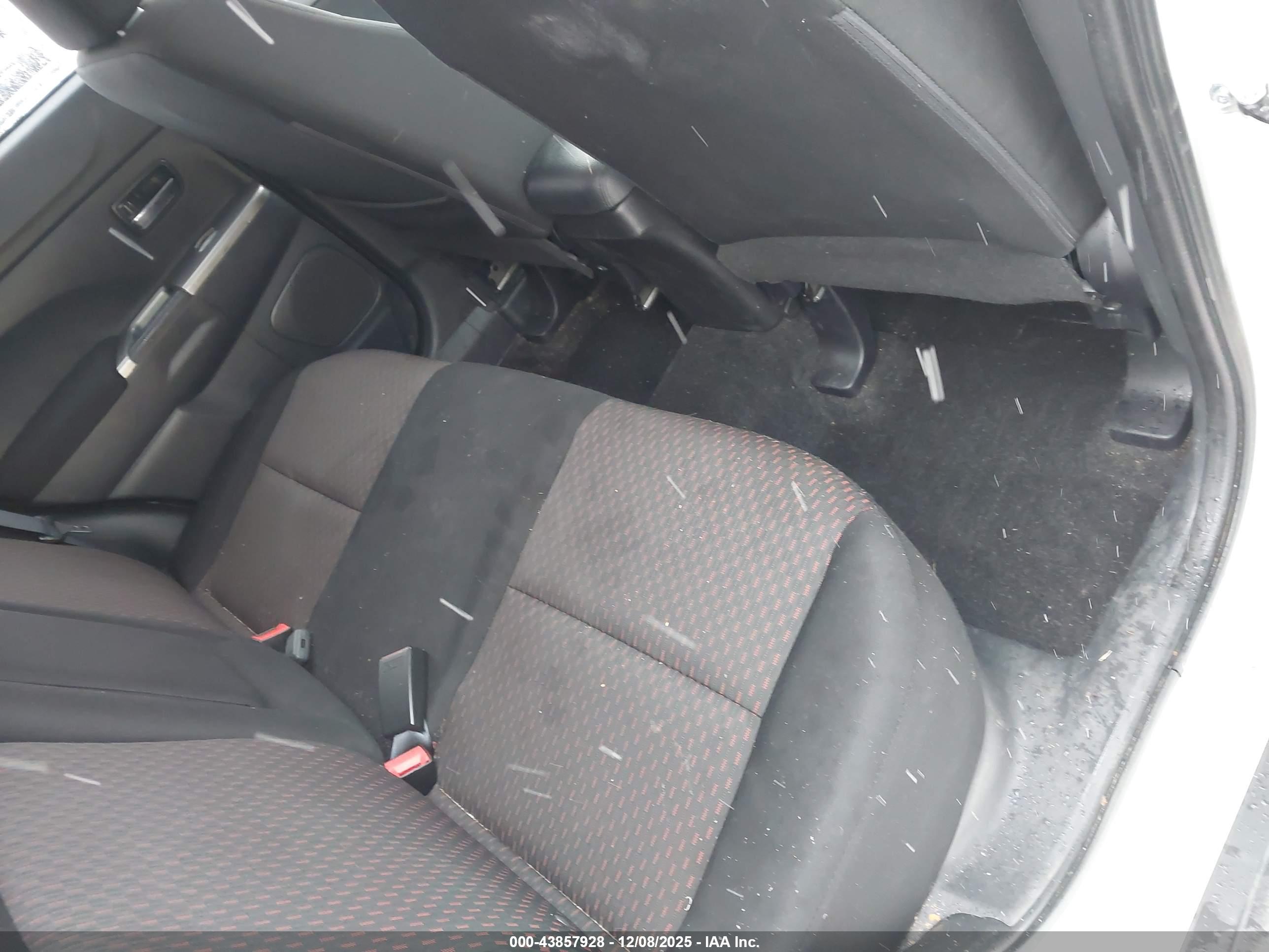 MITSUBISHI OUTLANDER image 8