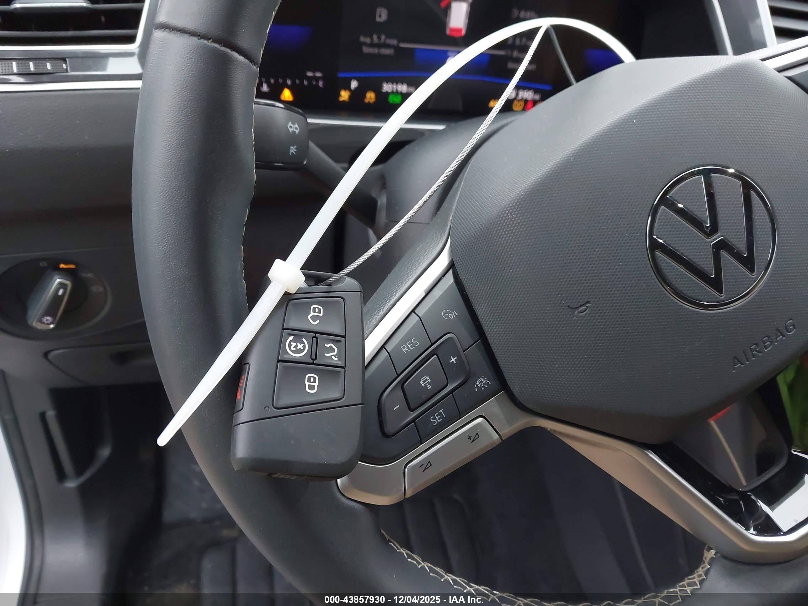 VOLKSWAGEN TIGUAN image 11