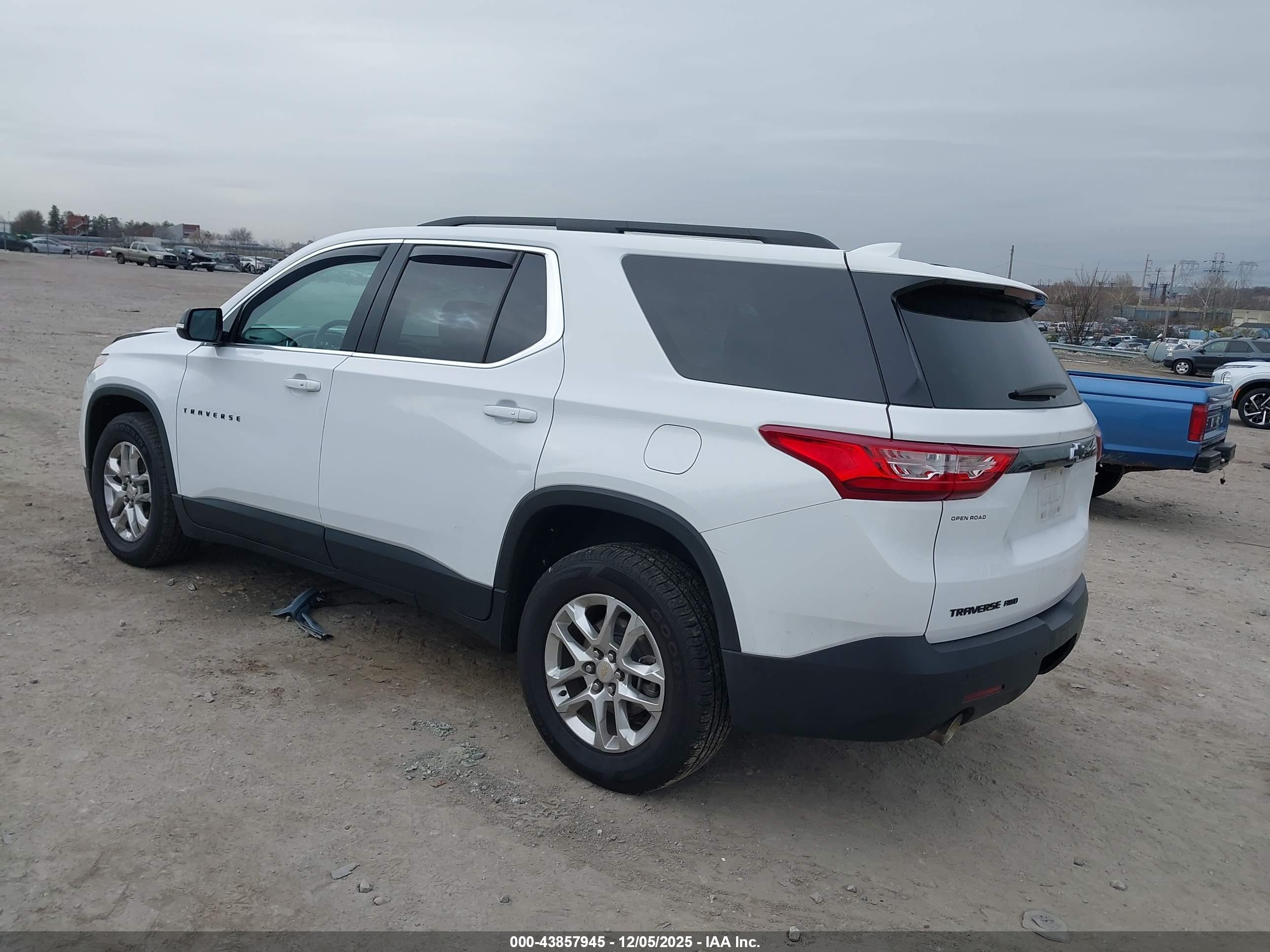 CHEVROLET TRAVERSE image 3