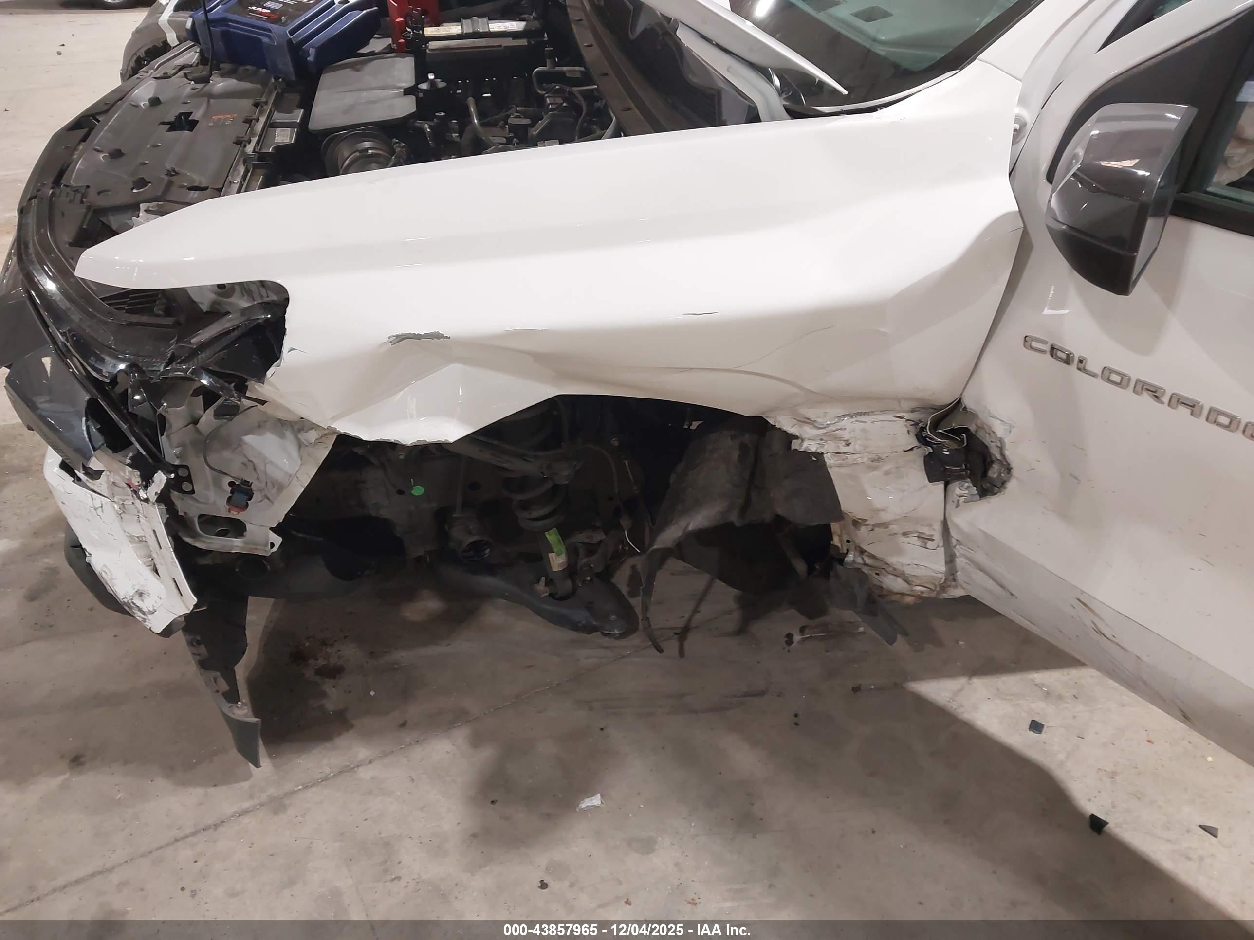 CHEVROLET COLORADO image 6
