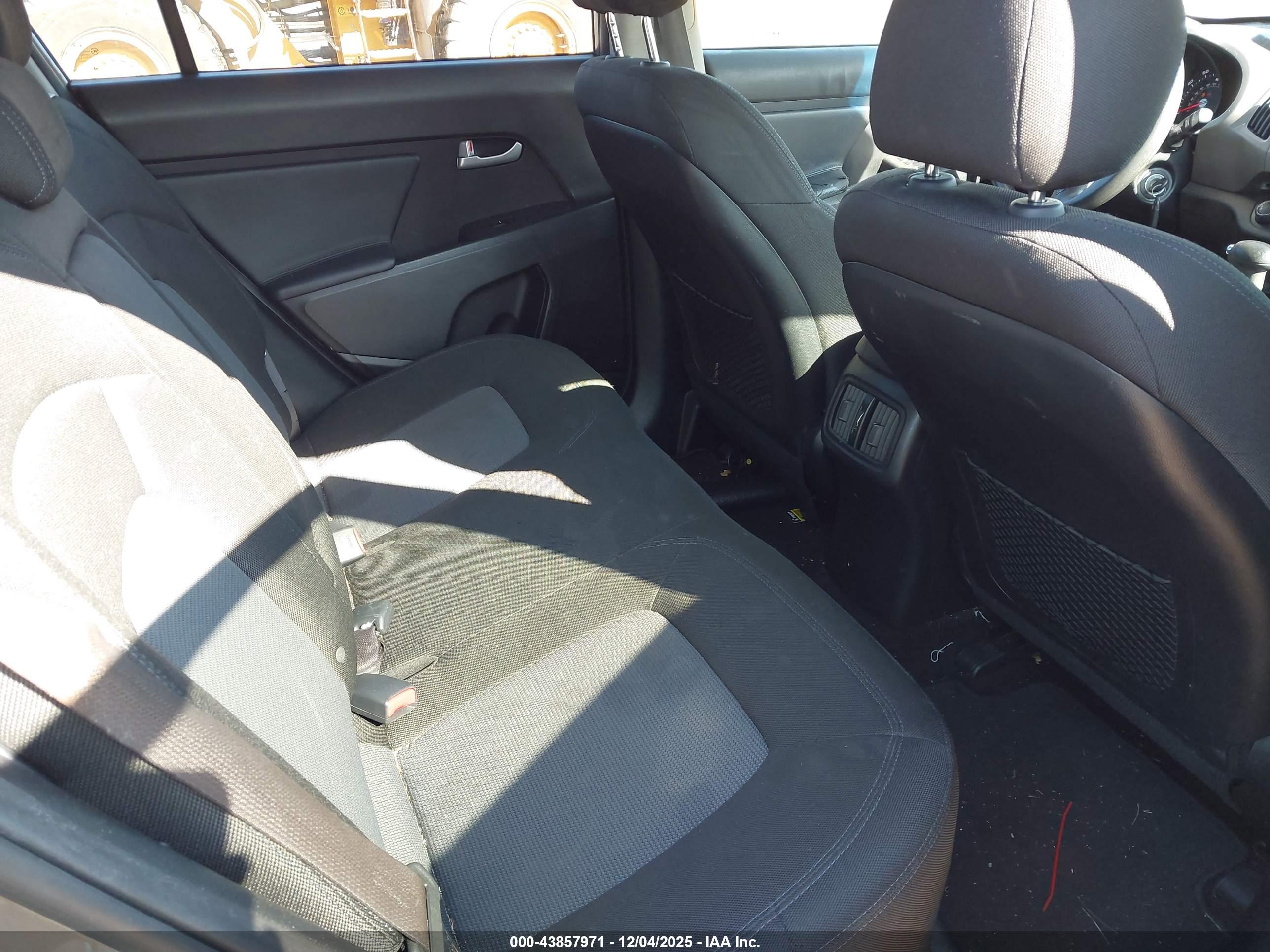 KIA SPORTAGE image 8