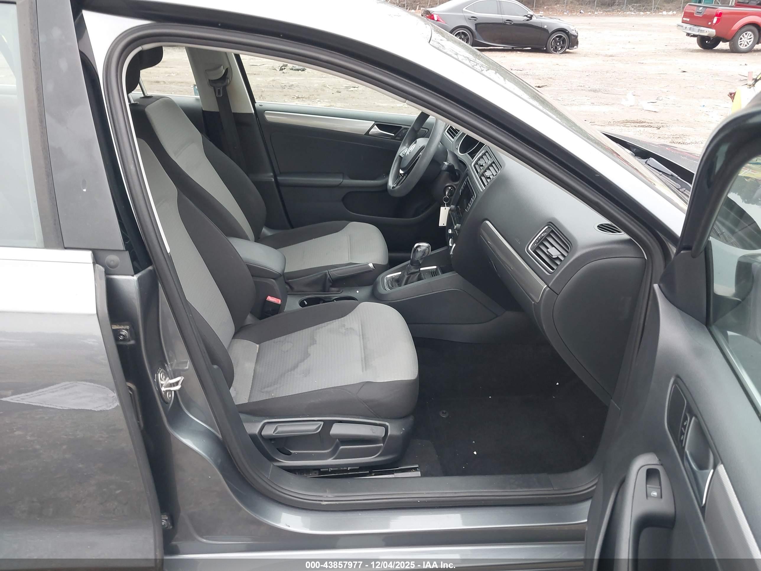 VOLKSWAGEN JETTA image 5