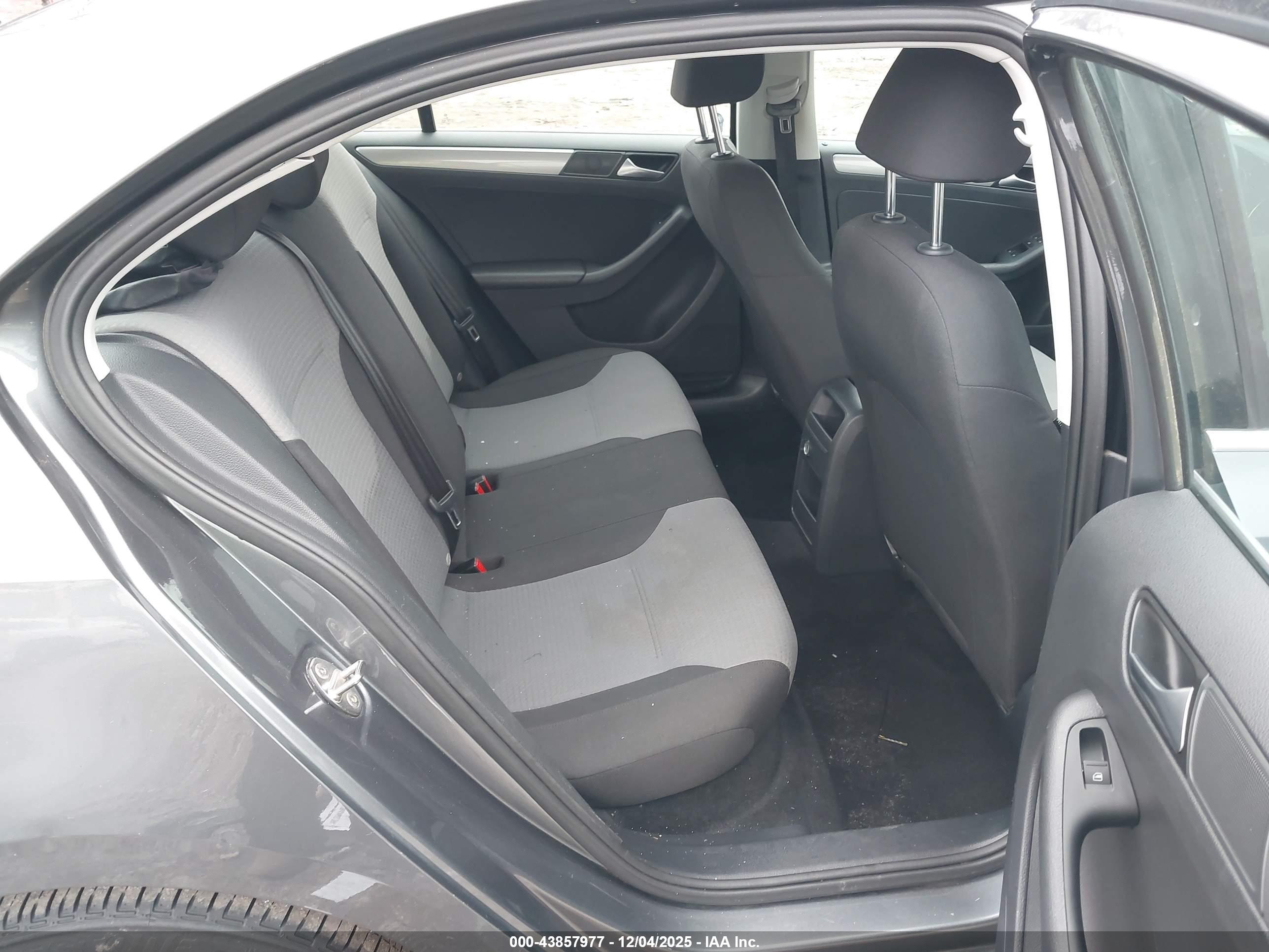 VOLKSWAGEN JETTA image 8