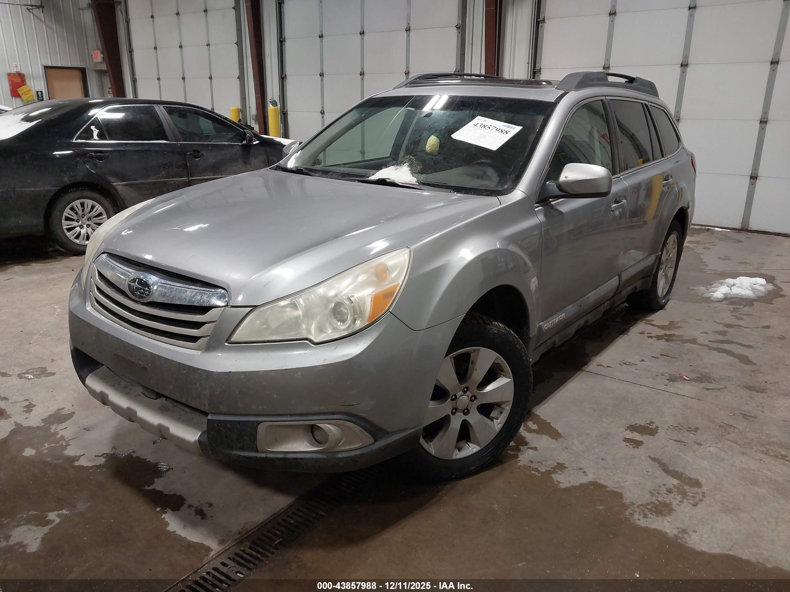 SUBARU OUTBACK image 2