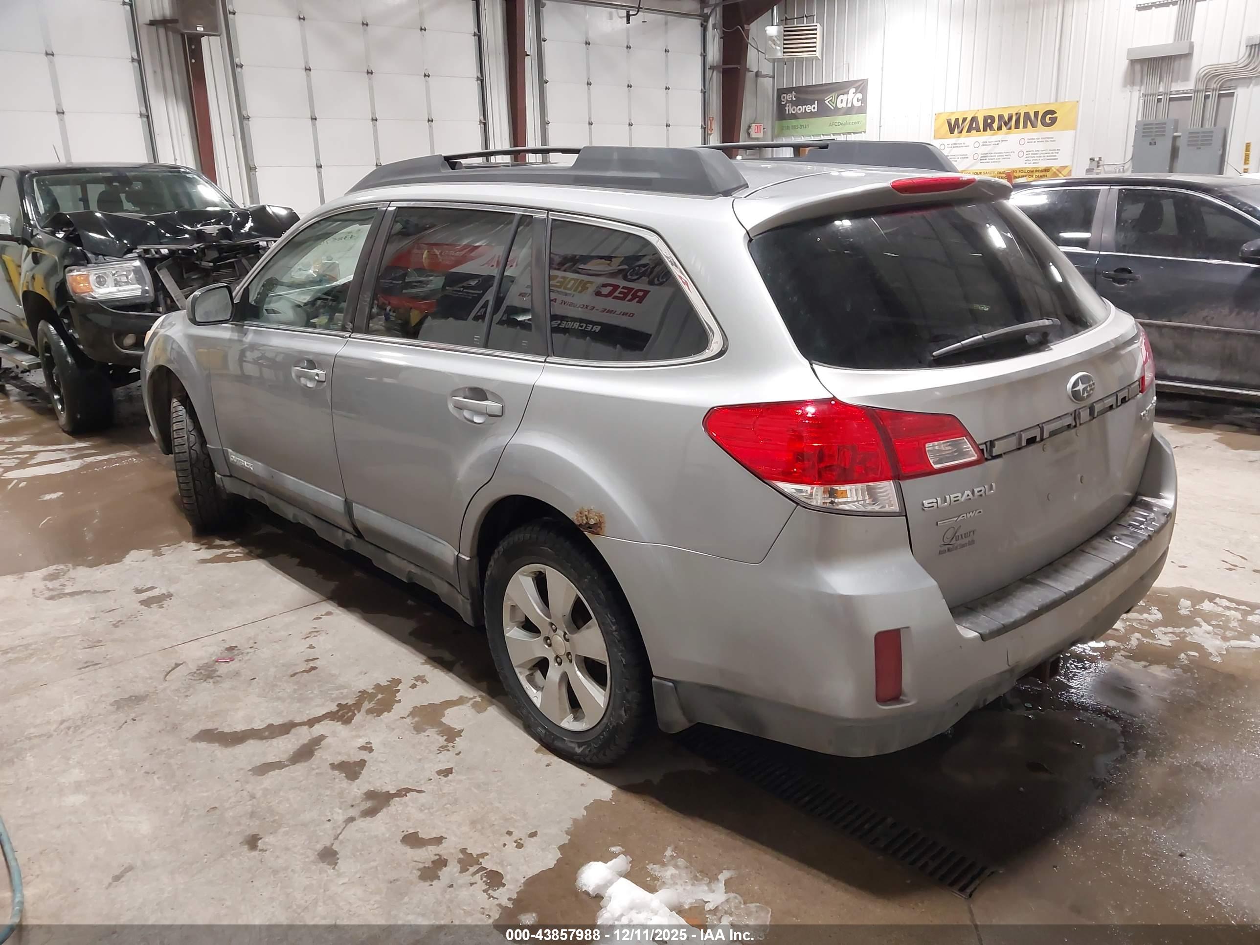 SUBARU OUTBACK image 3