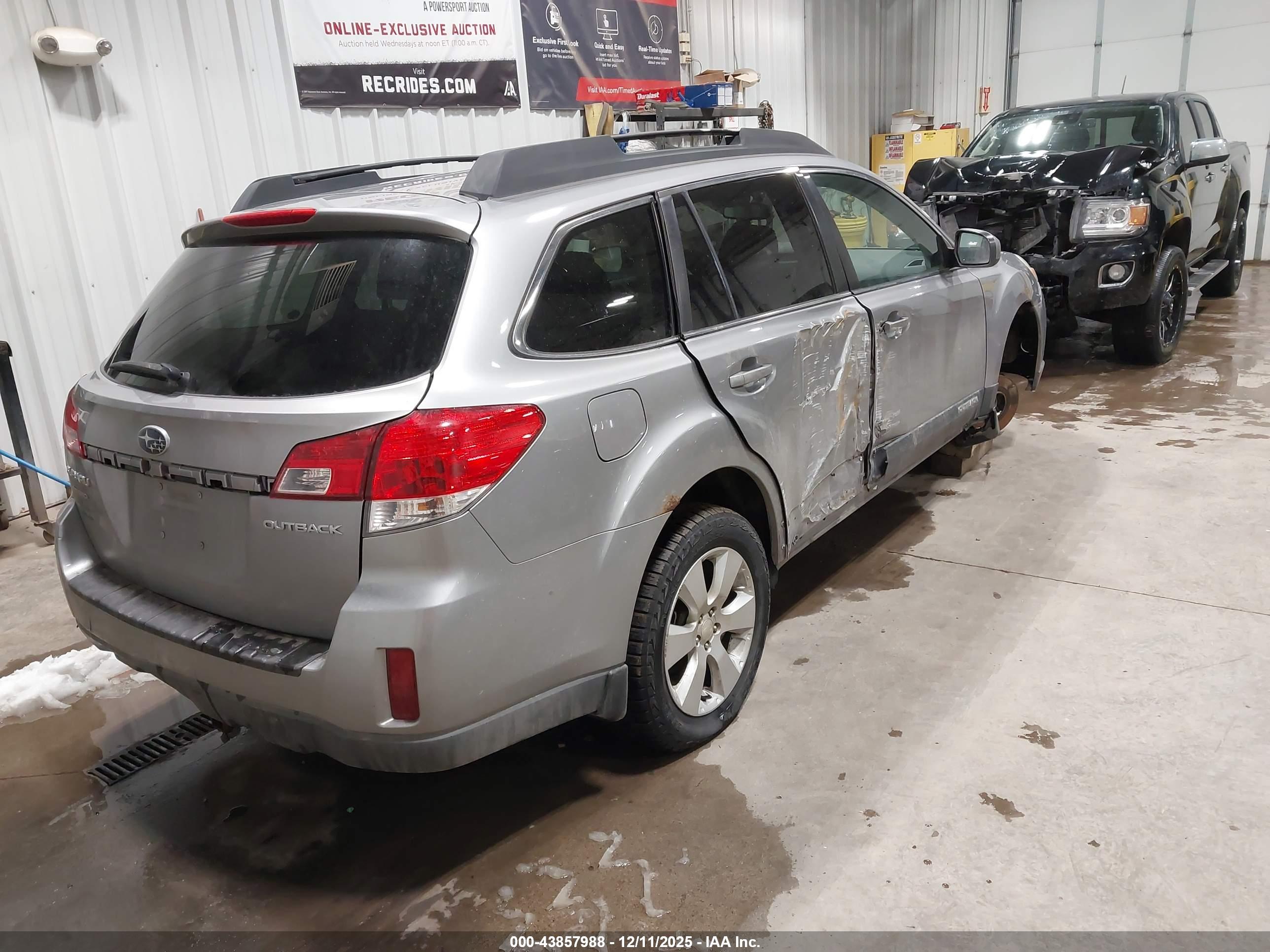 SUBARU OUTBACK image 4