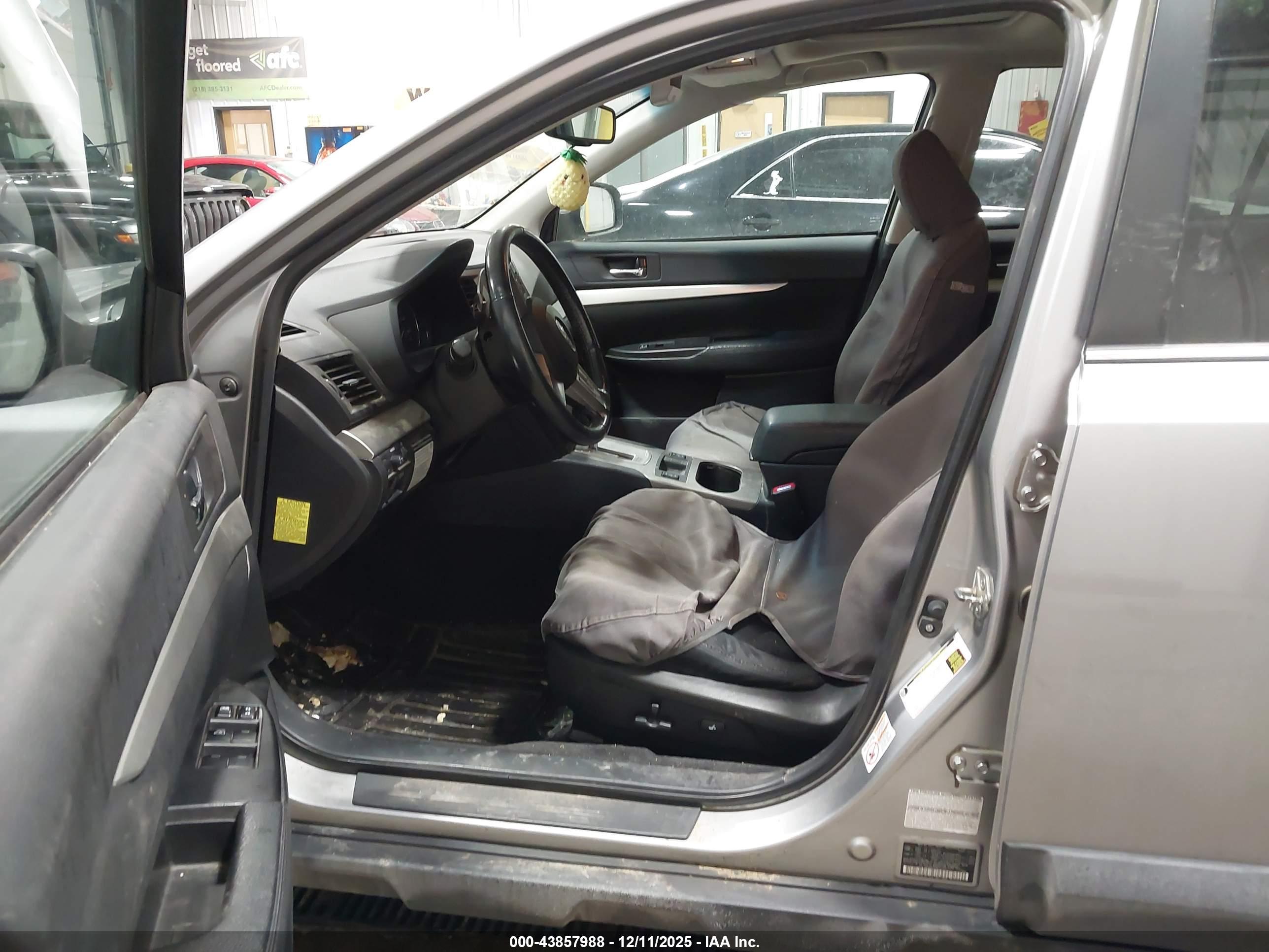 SUBARU OUTBACK image 5